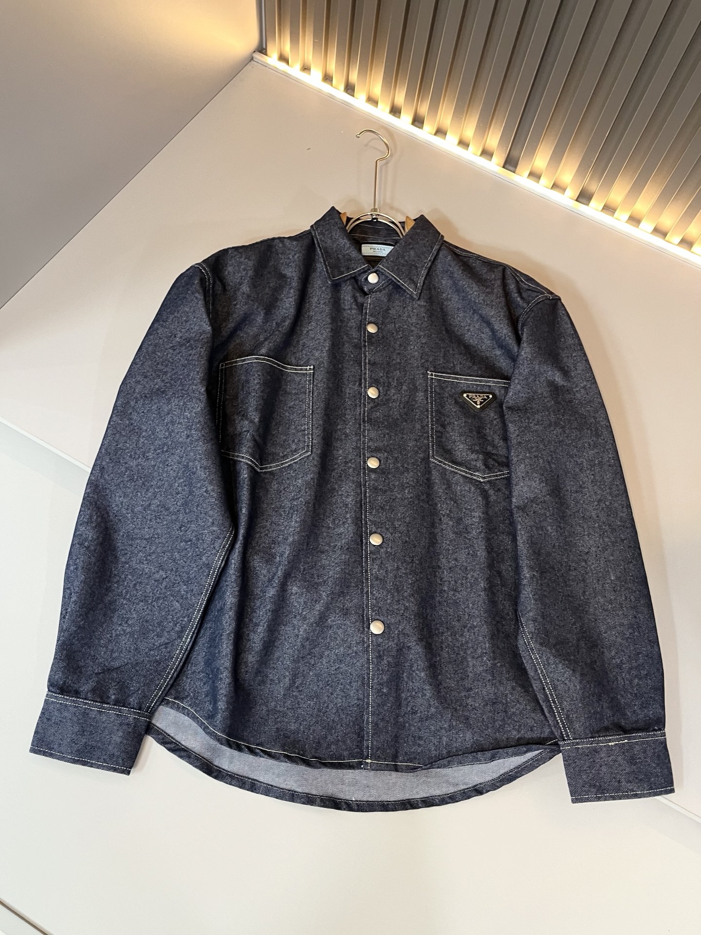 PRA*DA 普拉达 2025秋季新款男女同款👫牛仔衬衣，新品发售！牛仔兰高级百搭实用主义不哗众取宠！港