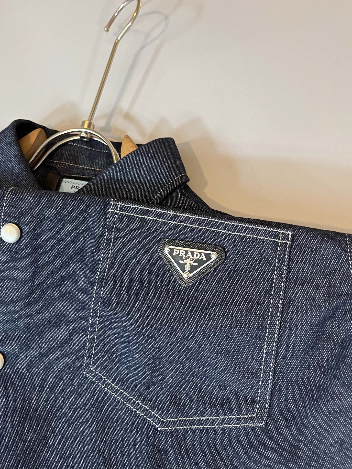 PRA*DA 普拉达 2025秋季新款男女同款👫牛仔衬衣，新品发售！牛仔兰高级百搭实用主义不哗众取宠！港