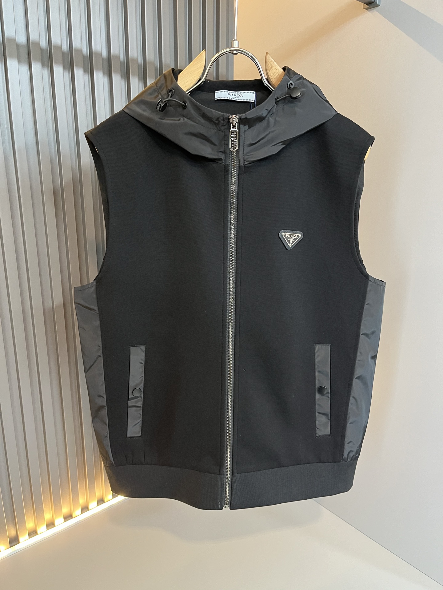 NO:538949,PRAD*A 2025 autumn and winter casual vest jacket, the latest fashionable casual zipper jacket, fashionable jacket! Trading company channels are rare and it is released on the official website. The most anticipated high-quality products of the male god and goddess are coming, making you feel what it means to be truly high and luxurious! This jacket is made of P-family customized pure cotton fabric. The surface is neat and smooth and shiny. The texture is obvious through the screen. The most enjoyable wearing experience is comfortable and light on the upper body!  Exquisite accessories for chest!  Perfectly enhance the overall sense of luxury and class, and you can get a high-end luxury atmosphere at a glance! Basic regular jacket style cut, versatile and simple upper body, not picky, easy to deal with various occasions and environments, is undoubtedly a must-have item for daily commuting! Size M~3XL, prada, jackets & coats, jackets & coats, alexander wang19860909PRAD*A普*达2025秋冬休闲马甲外套,最新时尚休闲拉链夹克,时尚夹克外套!贸易公司渠道稀出,同步官网发售,男神女神最为期待的精品狠货重磅来袭,让你感受到什么叫真正的高奢有内涵!此款夹克外套选用了P家专业定制纯棉面料制成,表面整洁光滑且富有光泽,质感透过屏幕都显而易 见,上身舒适轻盈最为享受的穿着体验！胸前精致辅料Logo配饰！完美提升了整体的奢华档次感,一眼就能Get到的高端奢华气息!基础常规的夹克版型裁剪,上身百搭简约不挑人,轻松应对各种场合与环境,属于日常通勤必备的臻品无疑!尺码M～3XL,,prada,jackets & coats,jackets & coats,alexander wang,Men's clothing