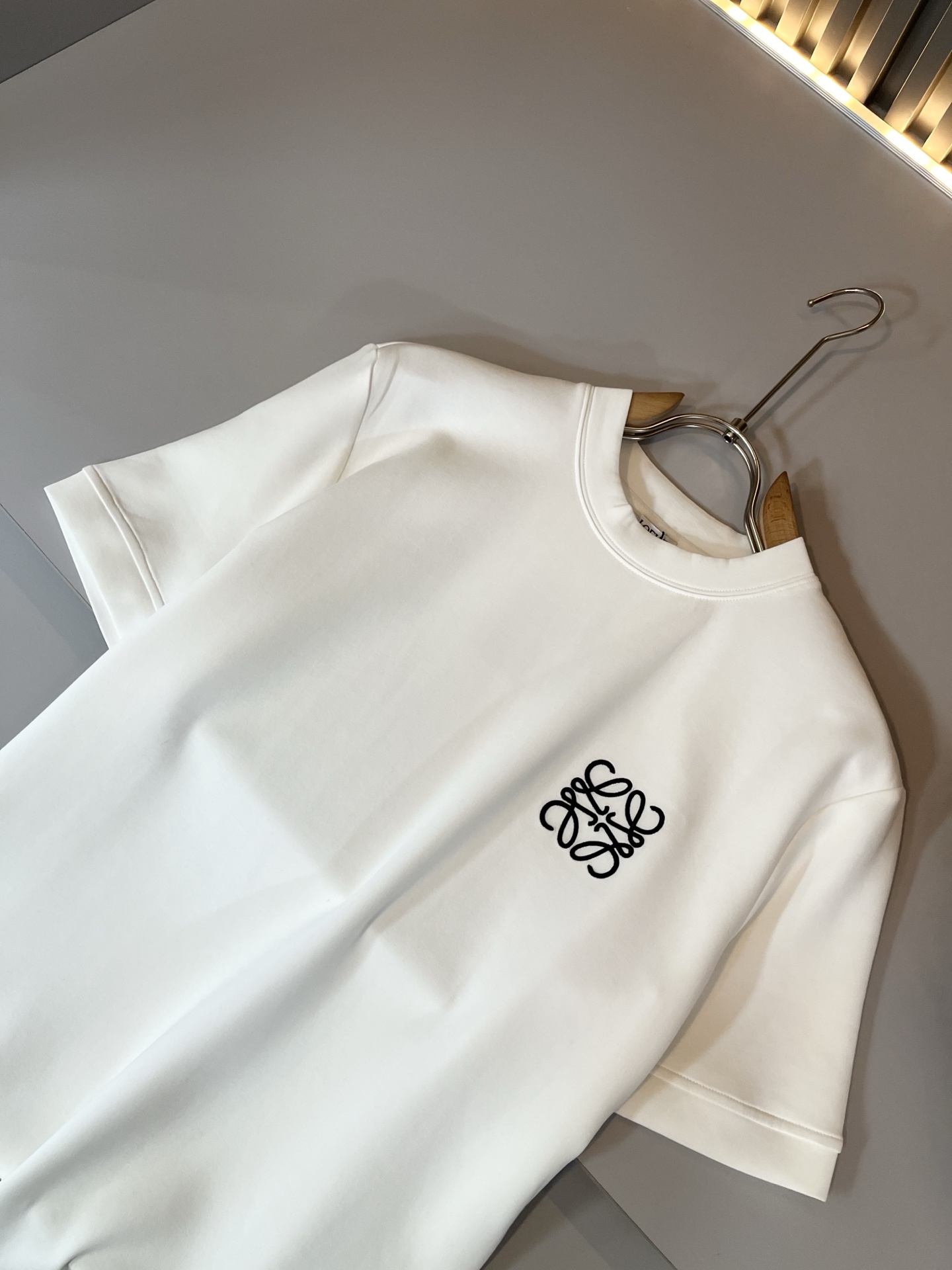 LOE*WE罗*威 2025秋冬男士短袖打底衫，意大利原厂订单渠道，极具个性高级风，标志logo图案刺绣