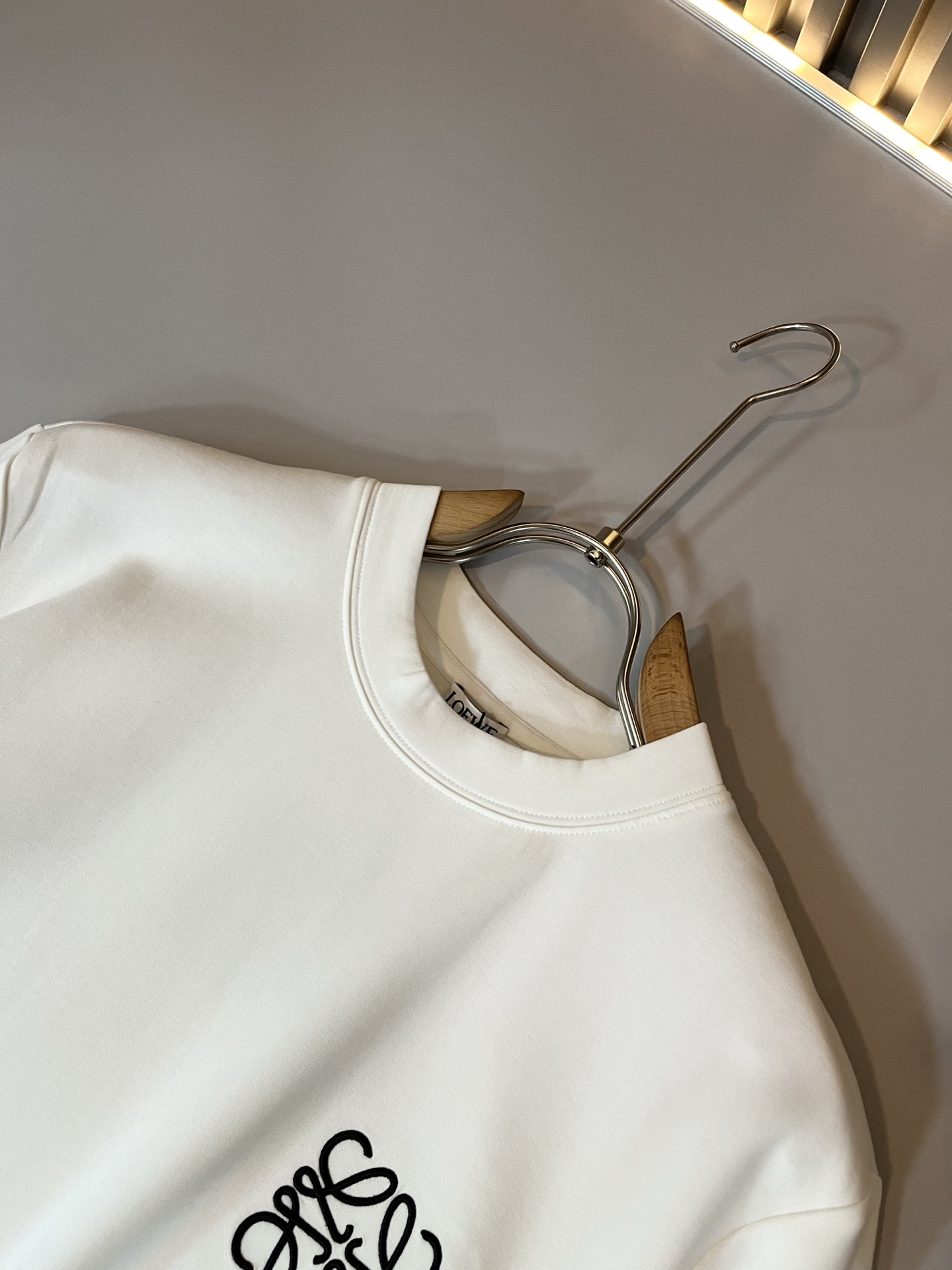 LOE*WE罗*威 2025秋冬男士短袖打底衫，意大利原厂订单渠道，极具个性高级风，标志logo图案刺绣