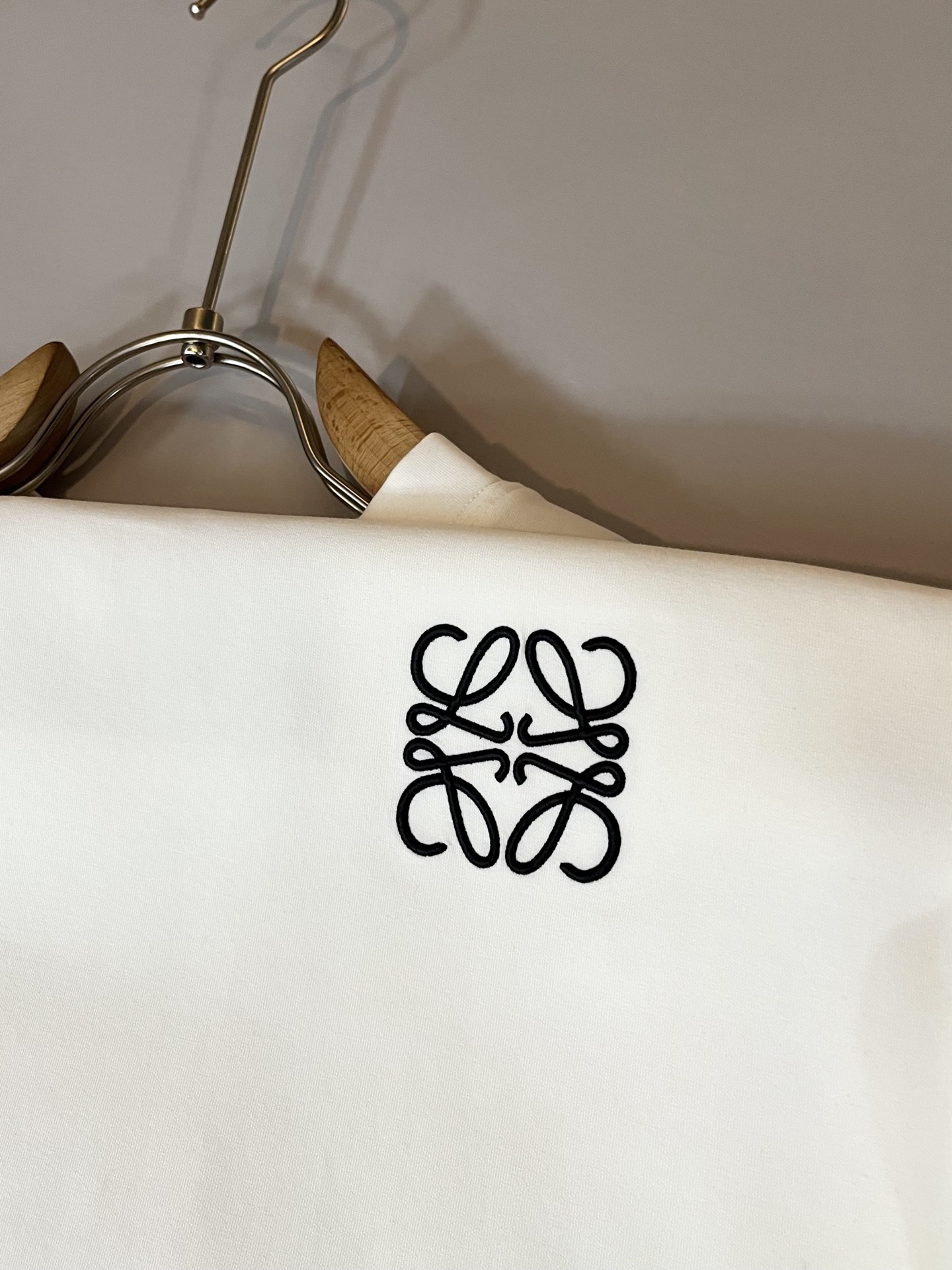 LOE*WE罗*威 2025秋冬男士短袖打底衫，意大利原厂订单渠道，极具个性高级风，标志logo图案刺绣