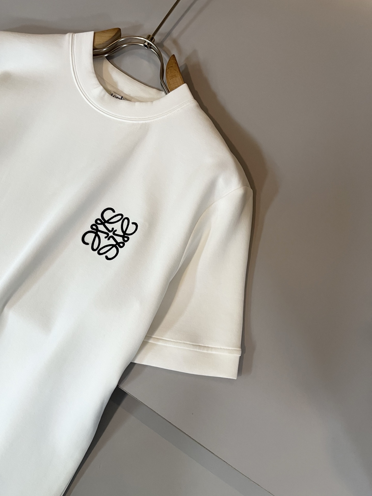 LOE*WE罗*威 2025秋冬男士短袖打底衫，意大利原厂订单渠道，极具个性高级风，标志logo图案刺绣