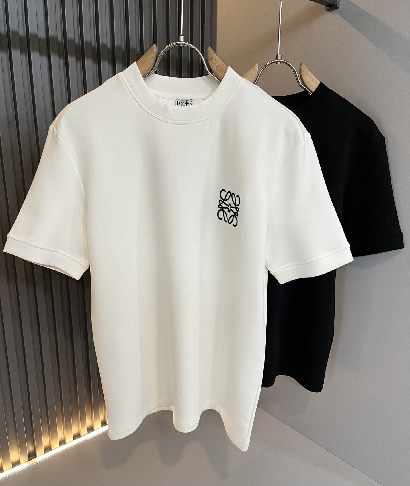 NO:531878,LOE*WE Luo*We autumn and winter men's short-sleeved base shirt, original Italian order channel, very personalized and high-end style, logo logo pattern embroidery craft design!  The latest fashion trends and popular products are here, and it is another simple and high-end fashion item. It is a fashion product with very high-end outfit charm. It is a must-have item for fashion trends!  Original Italian manufacturer channels, special-level orders, and released at the same time as Hong Kong, Macao and Taiwan buyers. This model is also the latest popular product of Luo Yiweijia this year and the most classic product. Its specifications and grades are beyond doubt!  !  The choice is very diverse, and it can be said that this model naturally has a fresh and natural feeling, showing the brand charm and high-end feeling. The texture of this model is very good, and the heavy weight and brilliant skin-friendliness that can be seen with hands are even better, and it is a complete enjoyment of wearing!  !  Size: M-3XL, loewe, loewe, T-shirt, alexander wang19860909LOE*WE罗*威 秋冬男士短袖打底衫,意大利原厂订单渠道,极具个性高级风,标志logo图案刺绣工艺设计！最新时尚潮流人气产物驾到,又是一款简约高级的时尚单品,穿搭魅力十分高级不俗的时尚产物 ,时尚潮流必备单品！意大利原厂渠道,特供级别订单,同步港澳台买手店发布,此款也是罗意威家今年的最新人气产物,也是最经典的产物,其规格跟档次更是毋庸置疑！！ 选择极具多样化,言而喻此款自然具备那种清新自然的感觉,彰显品牌魅力与高级感,此款的质感十分的到位,用手可以感知的重磅跟出彩亲肤程度更是上佳,十足的穿着享受！！尺码: M-3XL,,loewe,loewe,T-shirt,alexander wang,Men's clothing