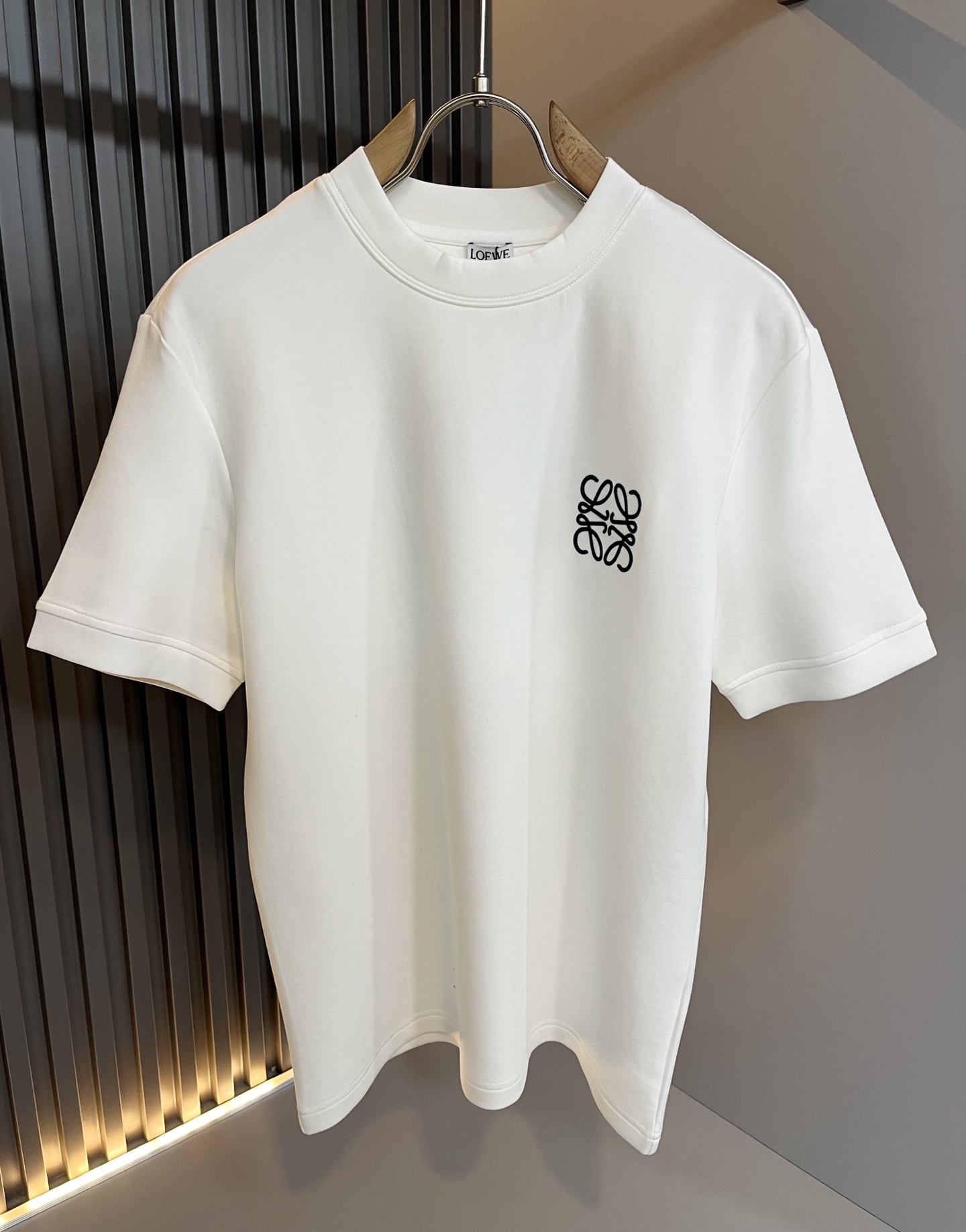 LOE*WE罗*威 2025秋冬男士短袖打底衫，意大利原厂订单渠道，极具个性高级风，标志logo图案刺绣