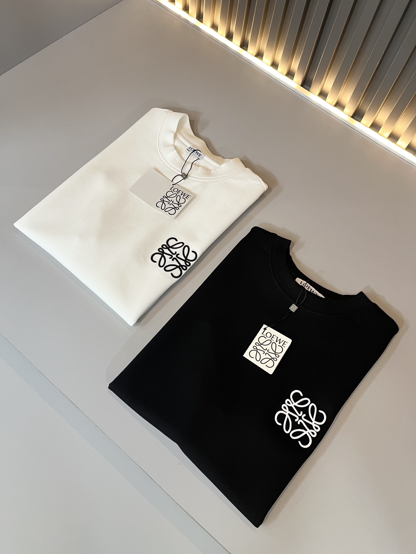 LOE*WE罗*威 2025秋冬男士短袖打底衫，意大利原厂订单渠道，极具个性高级风，标志logo图案刺绣