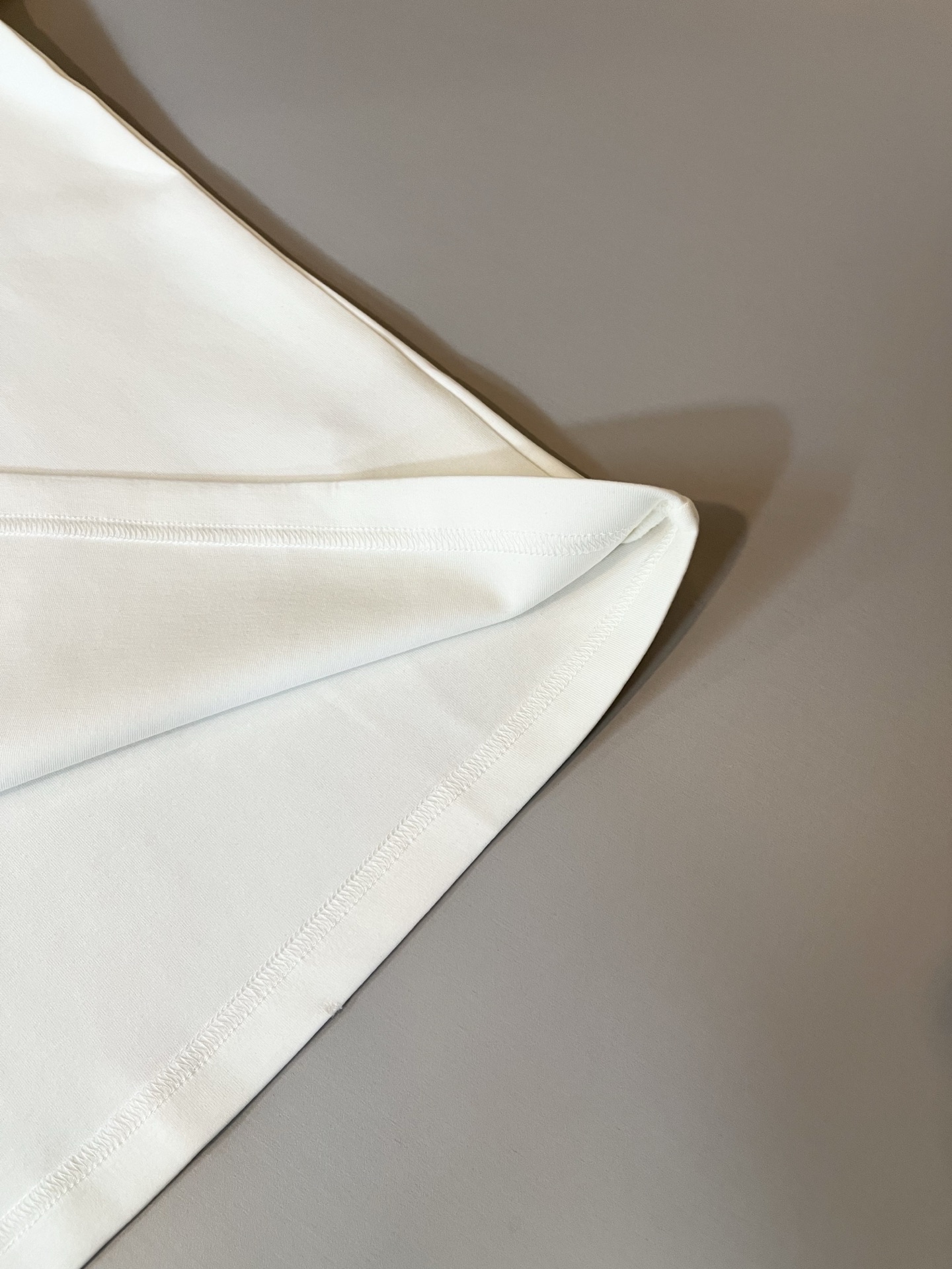 LOE*WE罗*威 2025秋冬男士短袖打底衫，意大利原厂订单渠道，极具个性高级风，标志logo图案刺绣