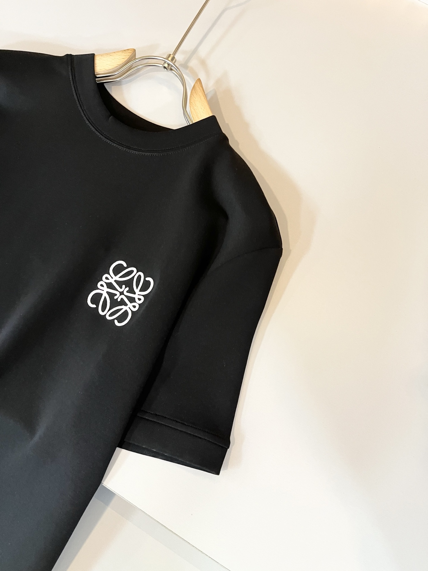 LOE*WE罗*威 2025秋冬男士短袖打底衫，意大利原厂订单渠道，极具个性高级风，标志logo图案刺绣