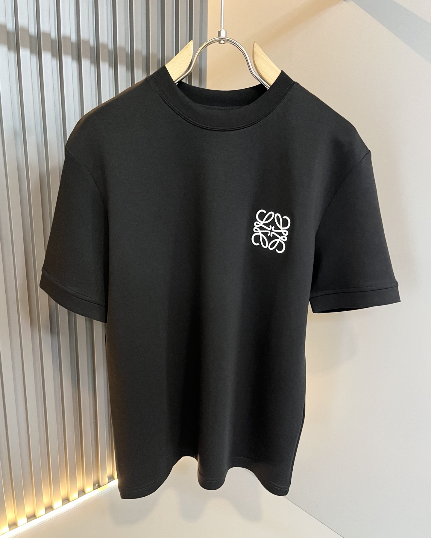 LOE*WE罗*威 2025秋冬男士短袖打底衫，意大利原厂订单渠道，极具个性高级风，标志logo图案刺绣