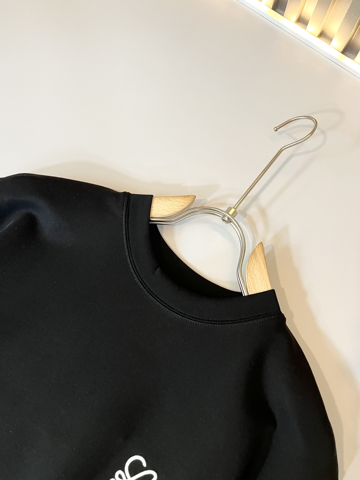 LOE*WE罗*威 2025秋冬男士短袖打底衫，意大利原厂订单渠道，极具个性高级风，标志logo图案刺绣