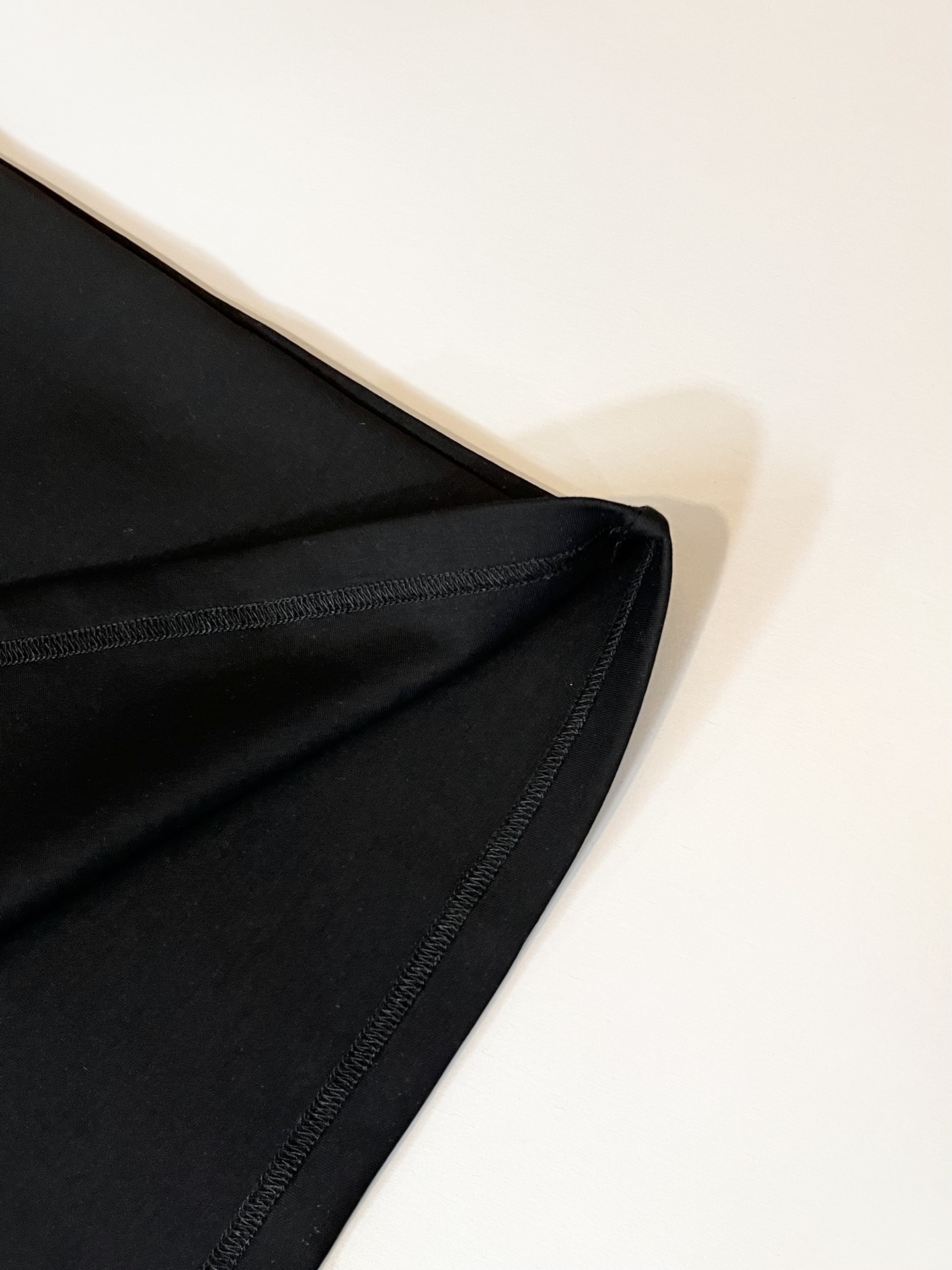 LOE*WE罗*威 2025秋冬男士短袖打底衫，意大利原厂订单渠道，极具个性高级风，标志logo图案刺绣