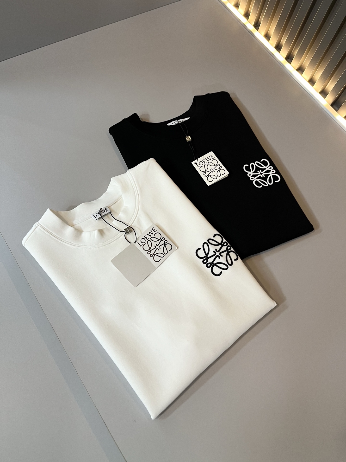 LOE*WE罗*威 2025秋冬男士短袖打底衫，意大利原厂订单渠道，极具个性高级风，标志logo图案刺绣