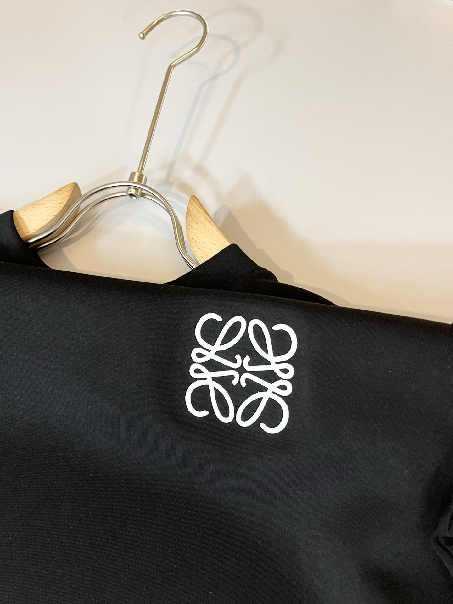 LOE*WE罗*威 2025秋冬男士短袖打底衫，意大利原厂订单渠道，极具个性高级风，标志logo图案刺绣