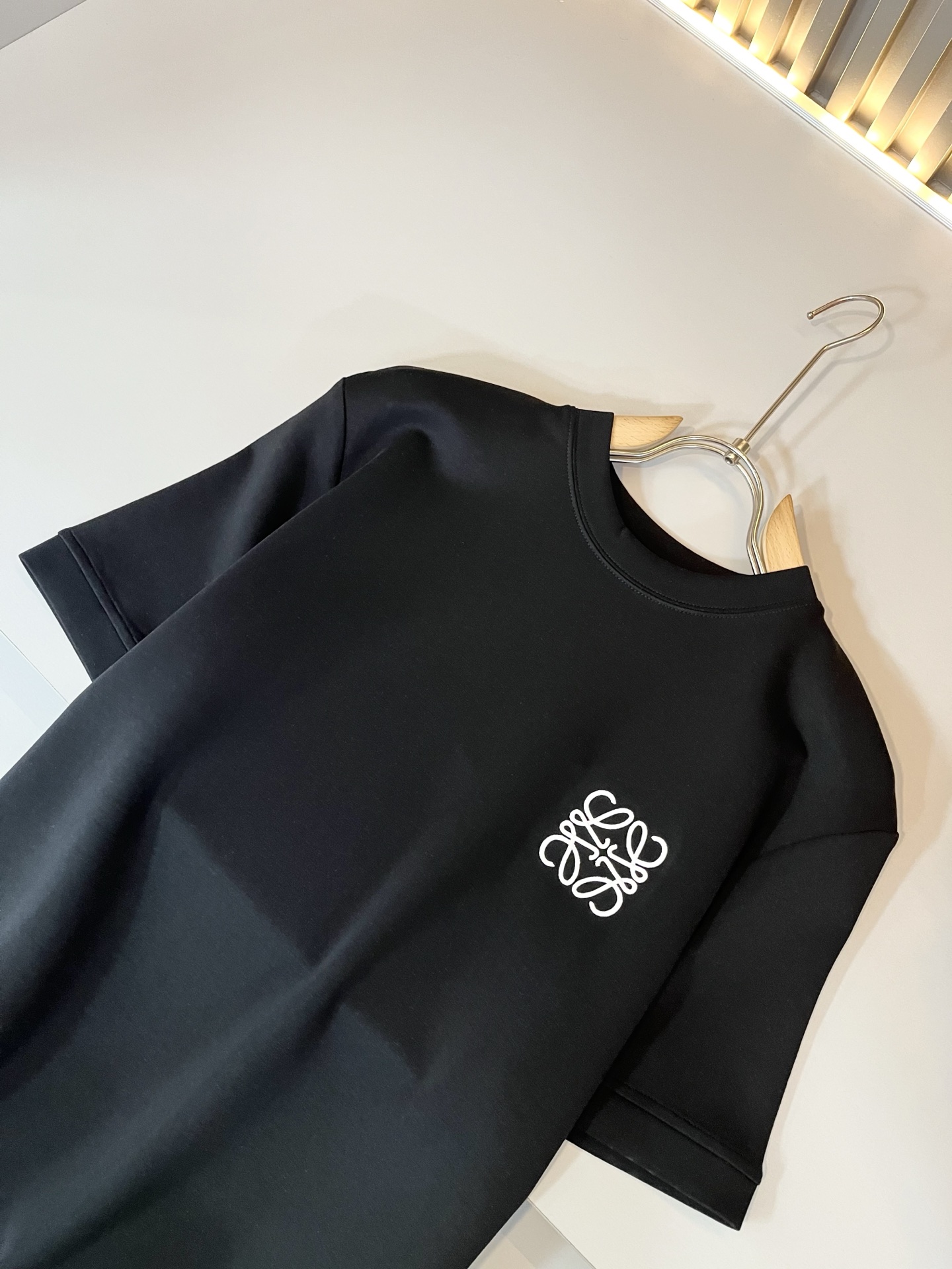 LOE*WE罗*威 2025秋冬男士短袖打底衫，意大利原厂订单渠道，极具个性高级风，标志logo图案刺绣