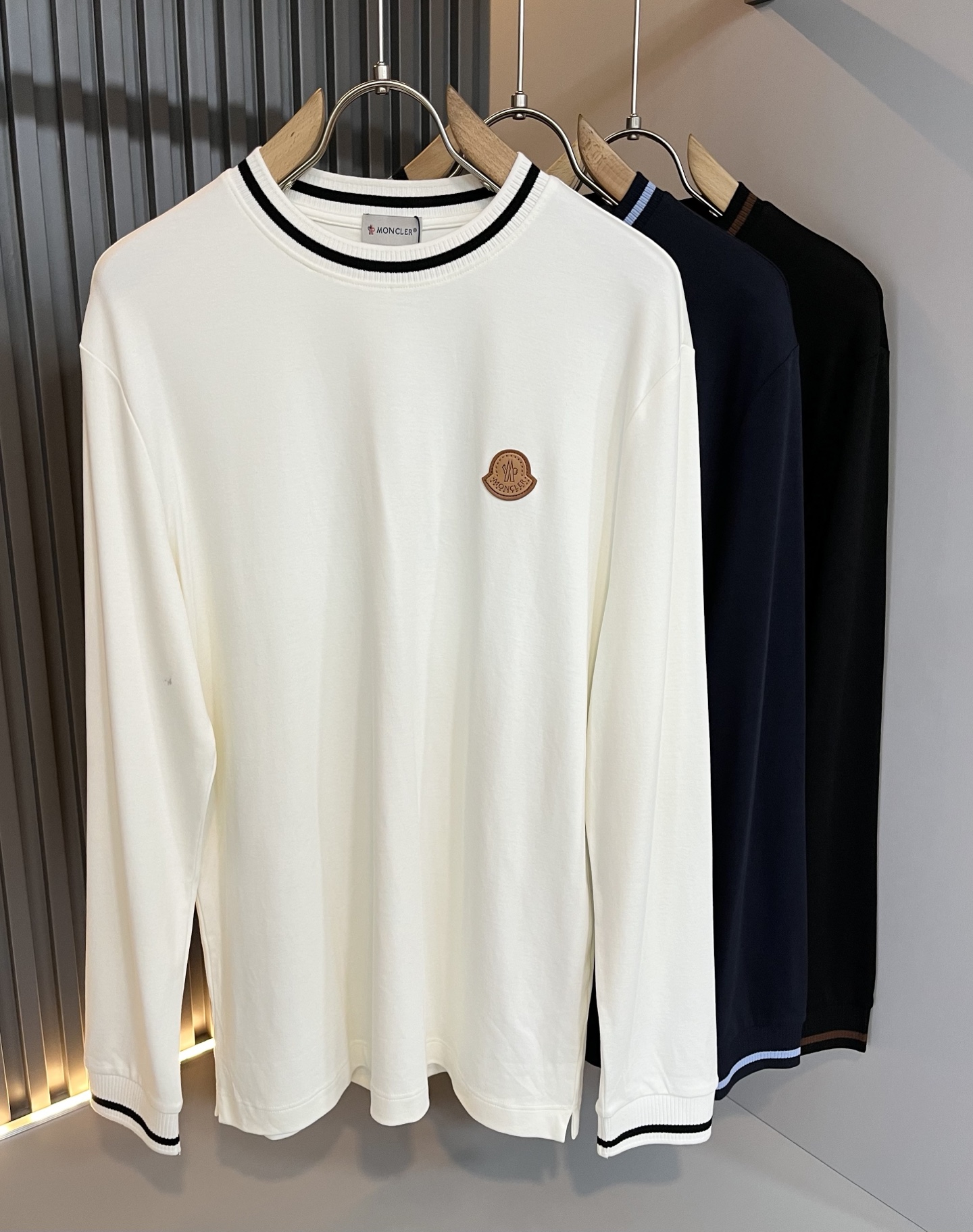 NO:528612,Moncler Mengjia 2025 autumn and winter new trade order long-sleeved base shirt, full quality!  !  Internet celebrity style!  The craftsmanship adopts the chest logo badge design!  The upper body is comfortable and breathable, not stiff, and the overall three-dimensional feeling is rich. Quality export orders, customized exclusive long-length cotton fabric tailoring to meet the simple needs of commuters for dressing. The upper body is very effective, it looks slim and not picky about the figure. The fabric workmanship... Improper, good craftsmanship can make you look good and tasteful, a must-have item for everyone!  Size M-4XL, alexander wang19860909Moncler蒙家 2025秋冬新款贸易订单长袖打底衫,全品相！！网红款！工艺采用胸前logo徽章设计！上身舒适透气,不僵硬,整体有着丰富的立体感,品质出口订单,定制专属长绒棉面料剪裁,满足通勤人们对于着装的简约需求,上身效果很好,显瘦,不挑剔身材.面料做工....无可挑剔,好工艺好面料才能穿出好品味一款,人手必备单品！尺码M-4XL,,alexander wang,Men's clothing