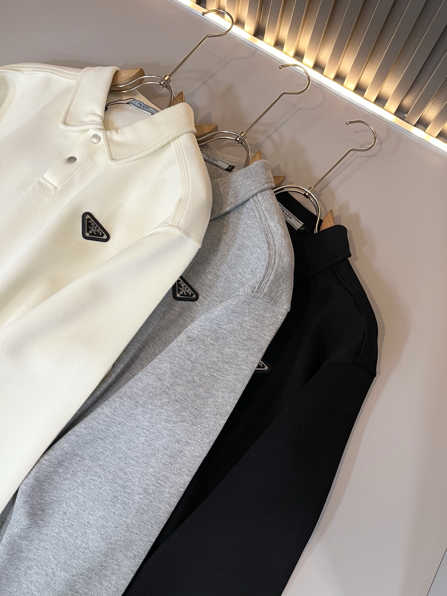 PRAD*A普*达2025秋冬新款男女同款👫长袖卫衣，最新款全网独家首上！！~既经典有时尚百搭，谁不爱啊