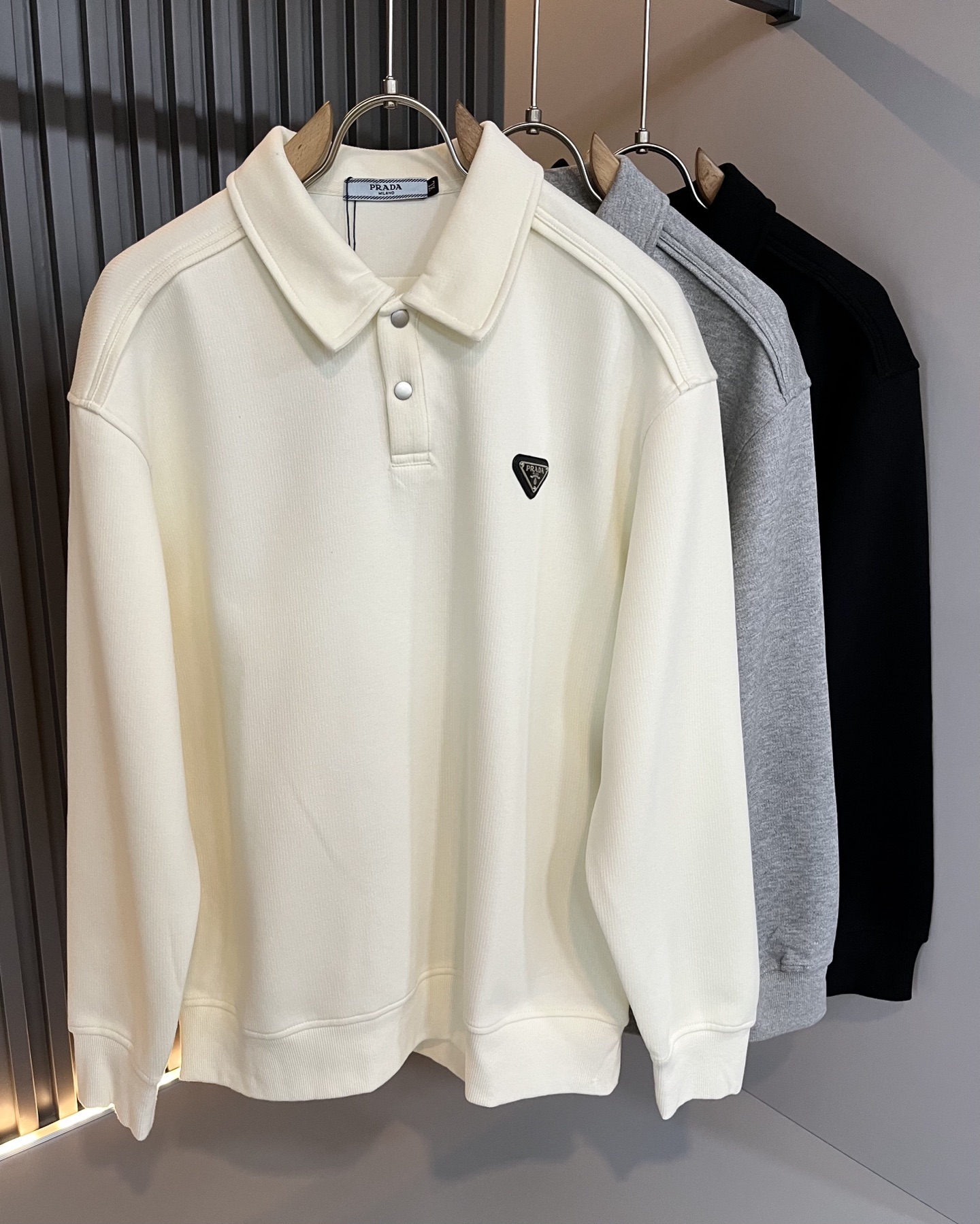 PRAD*A普*达2025秋冬新款男女同款👫长袖卫衣，最新款全网独家首上！！~既经典有时尚百搭，谁不爱啊