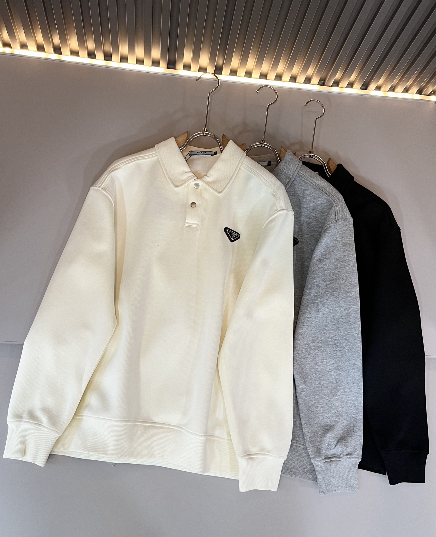 PRAD*A普*达2025秋冬新款男女同款👫长袖卫衣，最新款全网独家首上！！~既经典有时尚百搭，谁不爱啊