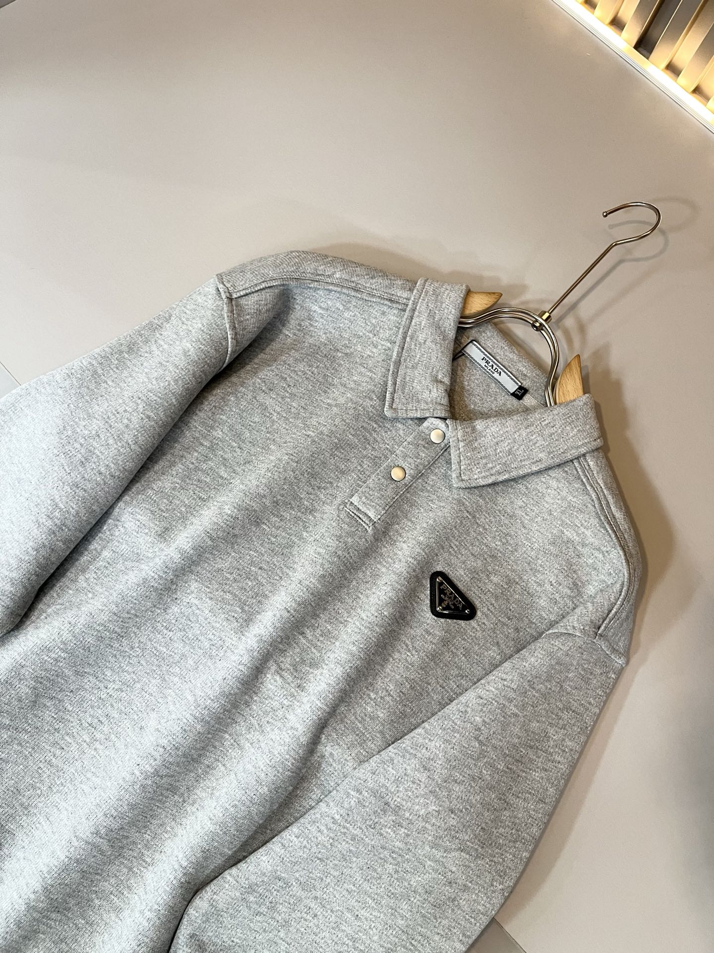 PRAD*A普*达2025秋冬新款男女同款👫长袖卫衣，最新款全网独家首上！！~既经典有时尚百搭，谁不爱啊