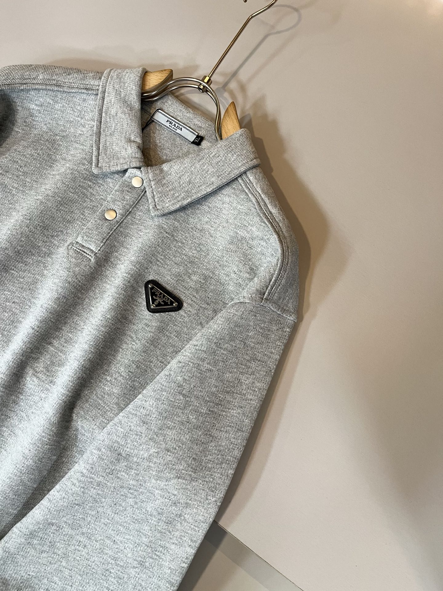 PRAD*A普*达2025秋冬新款男女同款👫长袖卫衣，最新款全网独家首上！！~既经典有时尚百搭，谁不爱啊