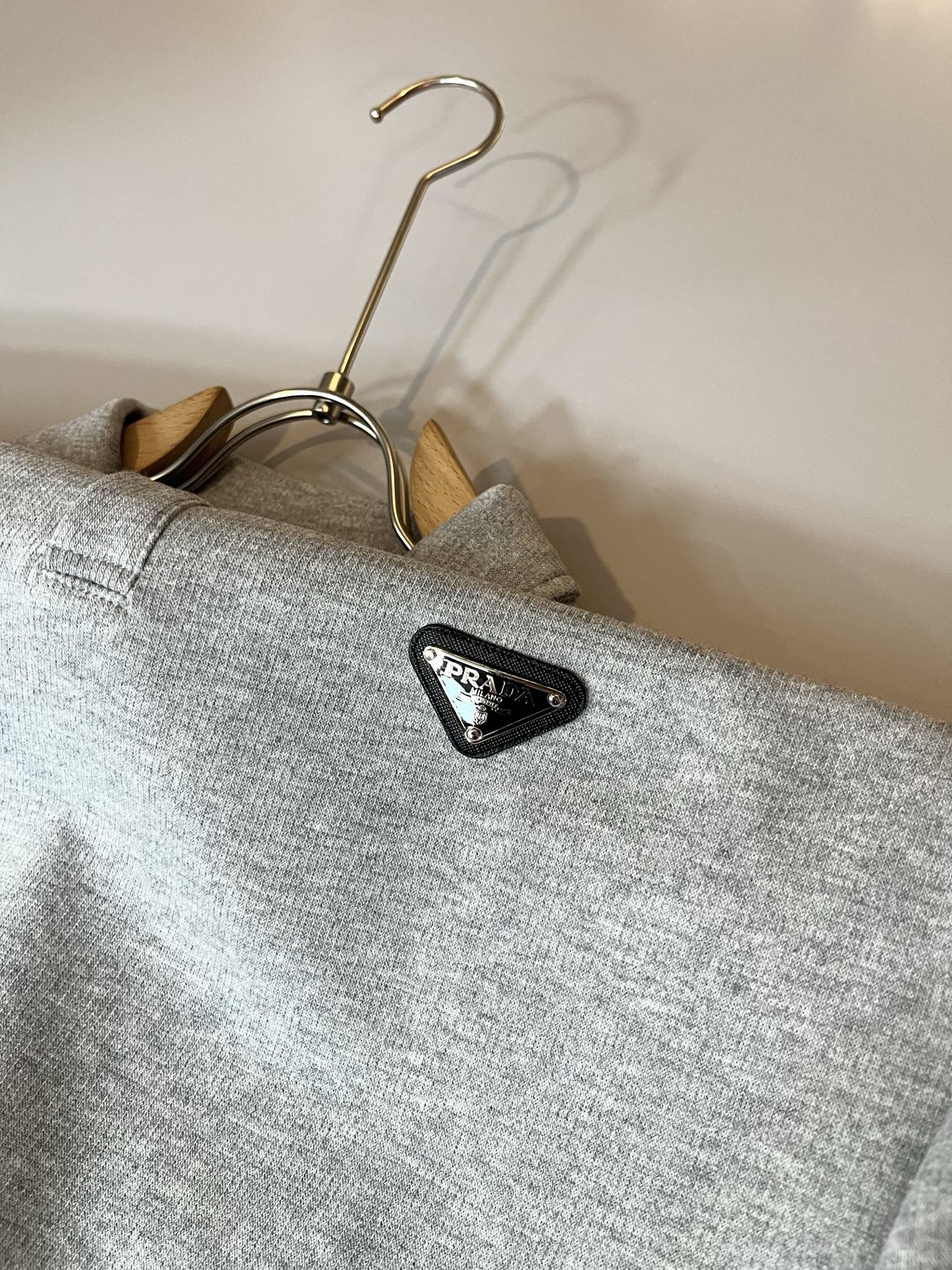 PRAD*A普*达2025秋冬新款男女同款👫长袖卫衣，最新款全网独家首上！！~既经典有时尚百搭，谁不爱啊