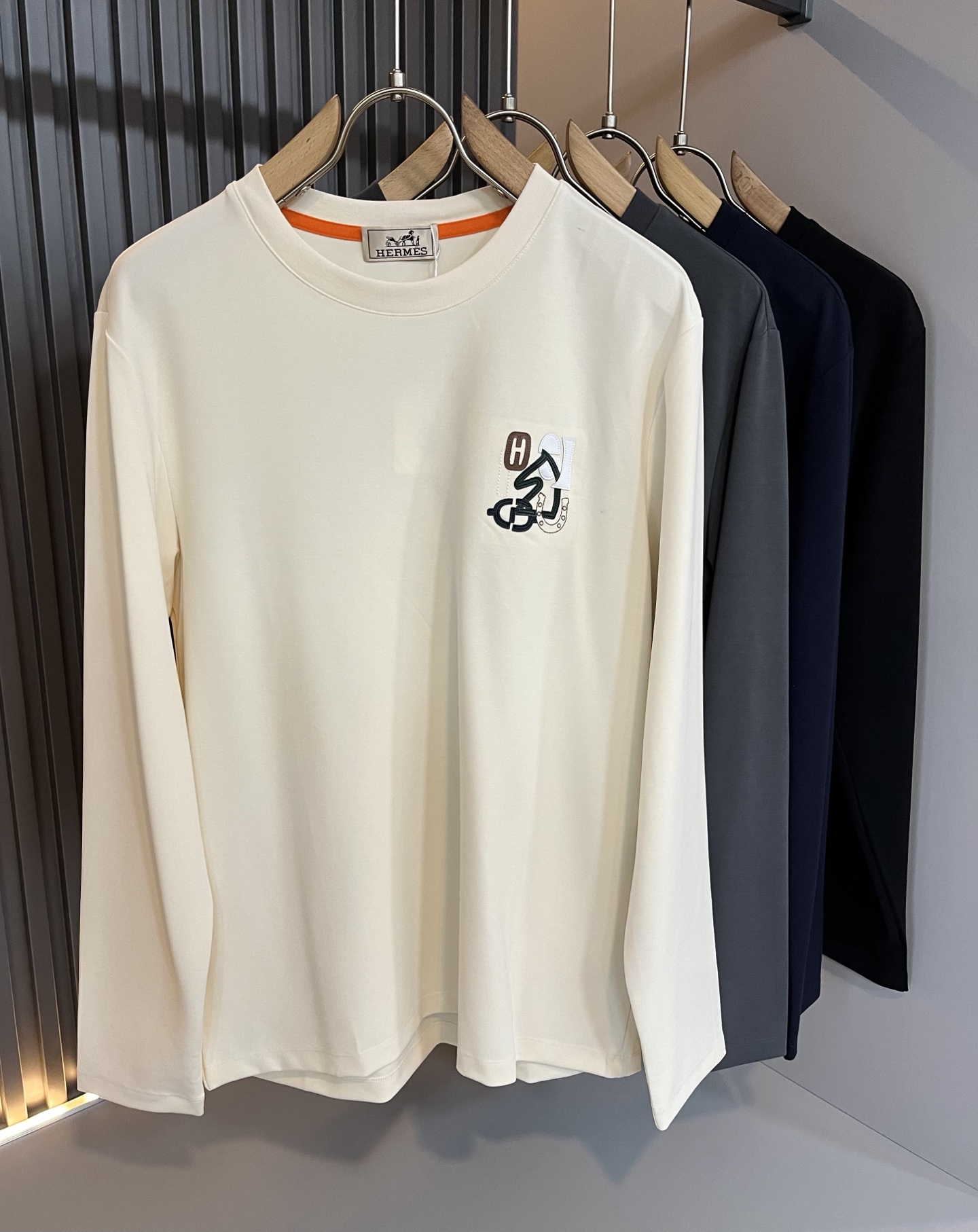 NO:529898,Her*mes 2025 autumn and winter new men's long-sleeved base T-shirt, a newly upgraded versatile basic style, low-key and luxurious, and a choice of character!  Select high-quality and selected pure cotton fabrics!  Created, enjoy a relaxed and comfortable wearing experience, with super vertical performance, the iconic logo embroidery leather craft design, the craftsmanship is meticulous and the recognition is extremely high, showing the new brand micro-label culture!  Classic perfect design, precise and in place for cutting. Simple and atmospheric style, and can show fashionable charm in daily leisure life. Size M-3XL, tees, t-shirt, alexander wang19860909Her*mes爱*仕2025秋冬新款男士长袖打底T恤,全新升级百搭基础款,低调奢华,品格之选！甄选优质精选纯棉面料！打造而成,享受轻松自在的穿着体验,有着超强的垂直性能 艺术感极强标志性logo刺绣皮革工艺设计,工艺细致,辨识度极高,展现全新品牌微标文化！经典完美版型设计,在裁剪上精准到位.简约大气风格,又能在日常休闲生活中展现时尚魅力.尺码M-3XL,,tees，t-shirt,alexander wang,Men's clothing