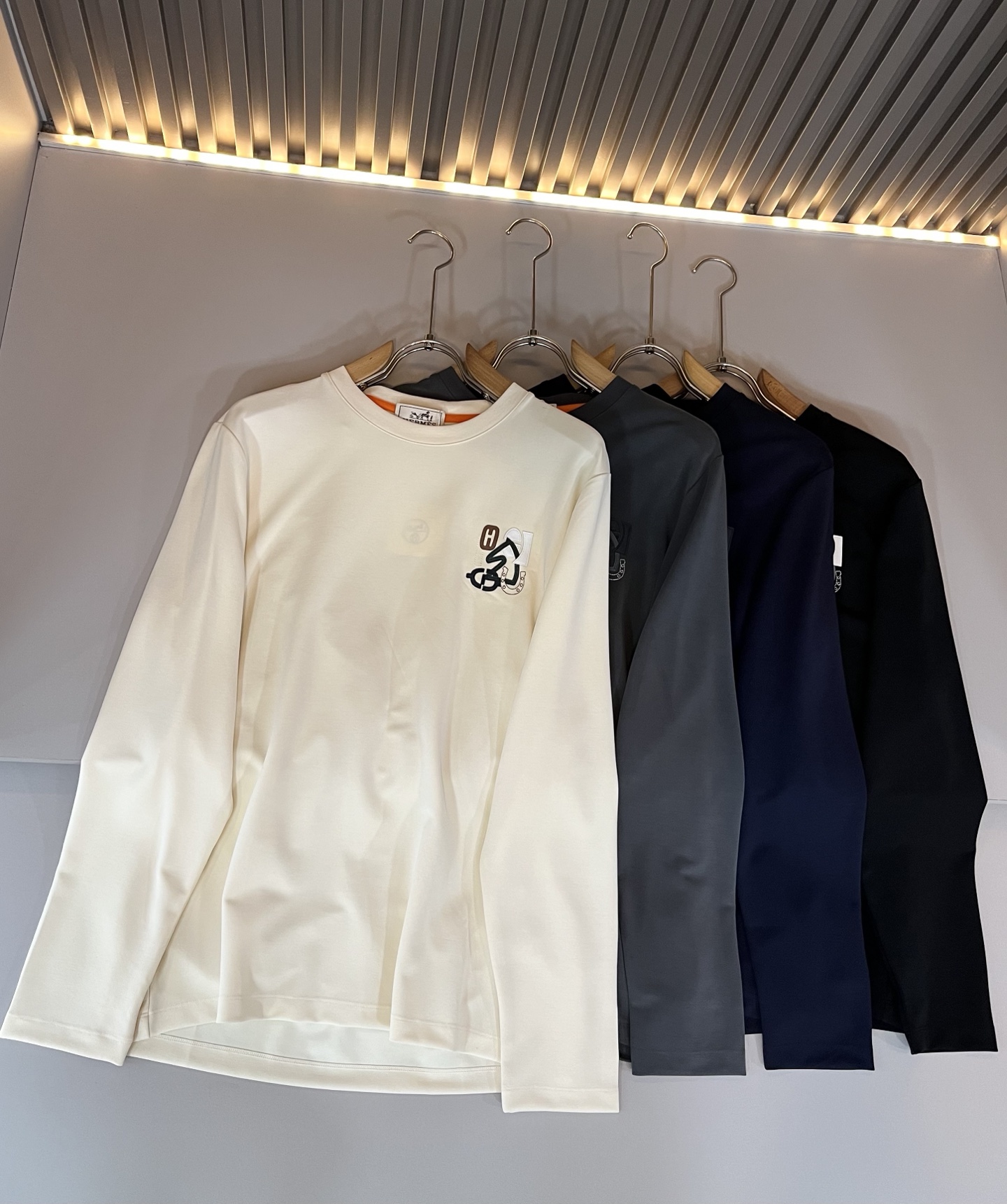 Her*mes爱*仕2025秋冬新款男士长袖打底T恤，全新升级百搭基础款，低调奢华，品格之选！甄选优质精