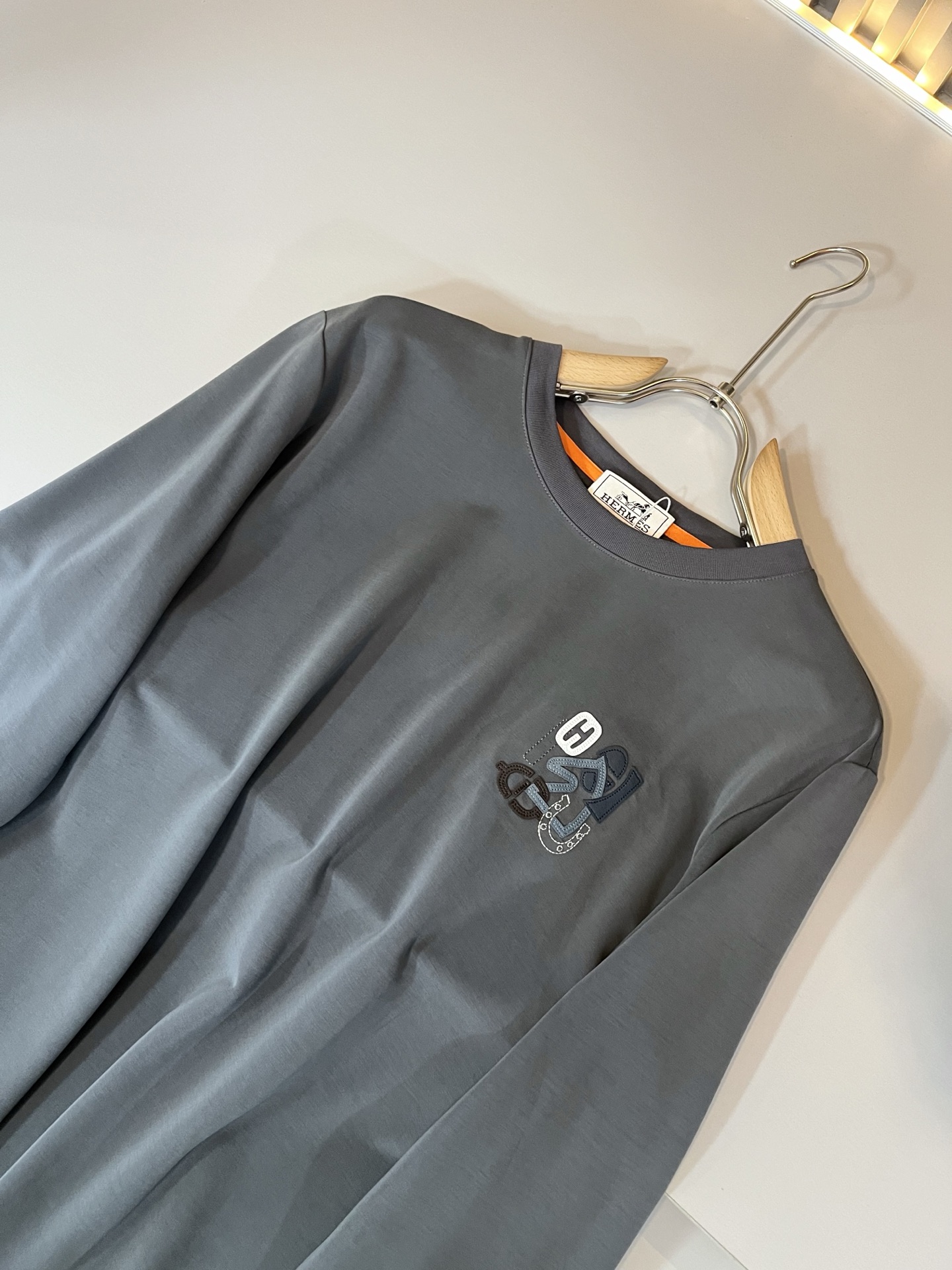 Her*mes爱*仕2025秋冬新款男士长袖打底T恤，全新升级百搭基础款，低调奢华，品格之选！甄选优质精