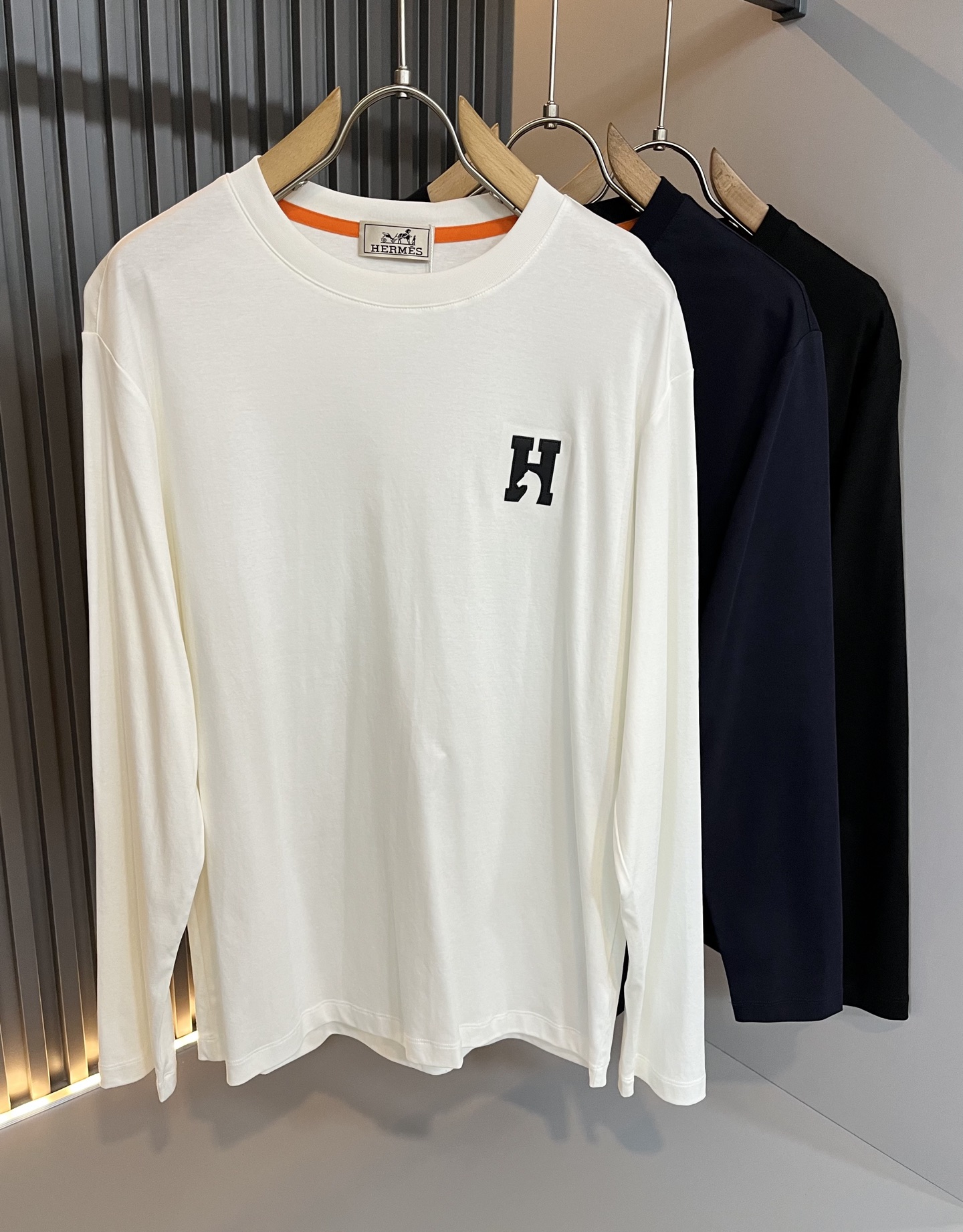 NO:529885,Her*mes 2025 autumn and winter new men's long-sleeved base T-shirt, a newly upgraded versatile basic style, low-key and luxurious, and a choice of character!  Select high-quality and selected pure cotton fabrics!  Created, enjoy a relaxed and comfortable wearing experience, with super vertical performance, the iconic logo embroidery leather craft design, the craftsmanship is meticulous and the recognition is extremely high, showing the new brand micro-label culture!  Classic perfect design, precise and in place for cutting. Simple and atmospheric style, and can show fashionable charm in daily leisure life. Size M-3XL, tees, t-shirt, alexander wang19860909Her*mes爱*仕2025秋冬新款男士长袖打底T恤,全新升级百搭基础款,低调奢华,品格之选！甄选优质精选纯棉面料！打造而成,享受轻松自在的穿着体验,有着超强的垂直性能 艺术感极强标志性logo刺绣皮革工艺设计,工艺细致,辨识度极高,展现全新品牌微标文化！经典完美版型设计,在裁剪上精准到位.简约大气风格,又能在日常休闲生活中展现时尚魅力.尺码M-3XL,,tees，t-shirt,alexander wang,Men's clothing