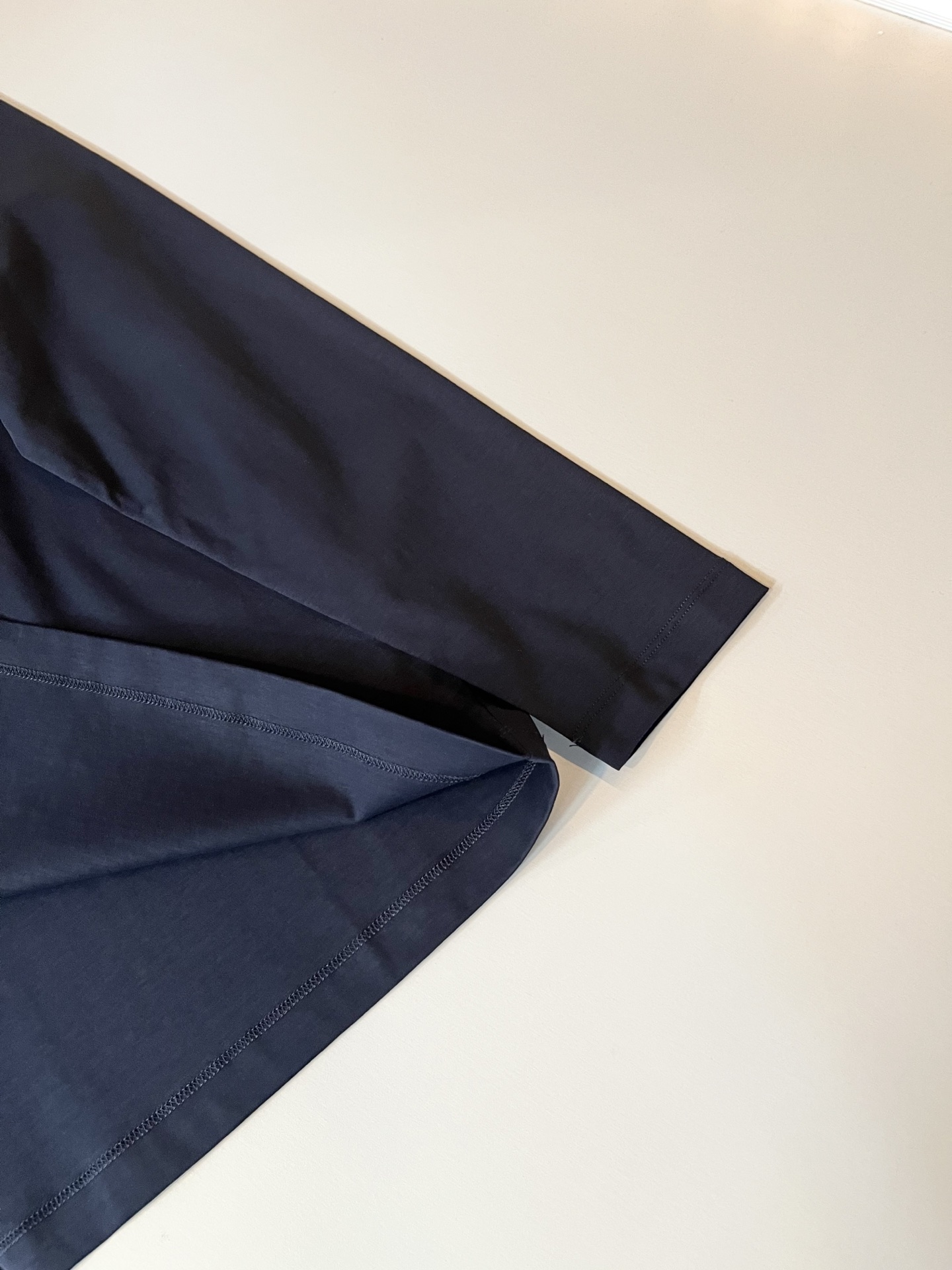 Her*mes爱*仕2025秋冬新款男士长袖打底T恤，全新升级百搭基础款，低调奢华，品格之选！甄选优质精