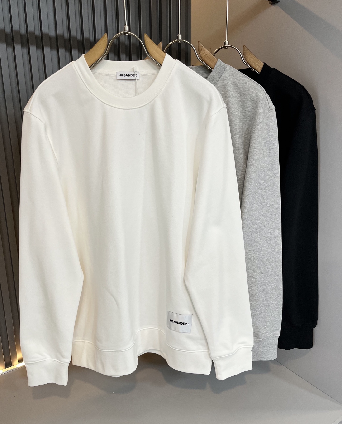 NO:528615,JIL SANDER 2025 autumn and winter new men and women's same sweatshirts, the first thing that comes to mind for outdoor brands is Canadian goose and Archaeopteryx. It gives people a feeling of trying out the label!  In addition to being quite accomplished in style design, the most obvious or most expert should be to have deeper and unique insights and attainments in fabrics. Through continuous structural research and problem-solving, and characterized by unique research on fabrics, these alone are enough to support it to become the first new logo brand image in the clothing manufacturing industry. This model uses air cotton material!  The fabric after the seiko blending feels smooth and soft, and it has both natural beauty and comfort. The large body style is cut cleanly and cleanly, and the fabric shows a different hazy structural beauty. It is made of exclusive mold customization. The fabric and its technology test the workers, can be smooth and smooth without wrinkles!  Logo logo pattern labeling technology design!  It really tests the handmade work of every master!  It makes the whole clean and neat, without leaving any thread. Now men who pursue life are more refined in life!  Size M-2XL, jil sanderarc'teryx, hoodie, sweatshirts, alexander wang19860909JIL SANDER 2025秋冬新款男女同款卫衣,户外品牌可能大家第一想到的就是加拿大鹅、始祖鸟.给人一种标签试的感觉！除了在款式设计上颇有造诣之外,最明显或者说最为拿手的,应该就是在面料上的拥有更深独特见解跟造诣了.通过不断地结构研究和问题处理,在以面料独特研究为特征,仅凭这些就已经足以支撑其成为服装制造行业中,首屈可数的新标志品牌形象.此款采用的空气棉材质！通过精工混纺之后的面料,手感细滑柔软,同时兼具自然美感跟舒适度.大身上版型裁剪简洁干净,面料上显现出了不一样朦胧的结构性美感来.独家开模定制而成,面料及其考验工人的技术,能做到平整服帖又不起皱！标志logo图案贴标工艺设计！真的是很考验每位师傅的手工制作！使得整体干净利索,不留一丝线头.现在对于生活有所追求的男性也在生活中更为精致！尺码M-2XL,,jil sanderarc'teryx,hoodie,sweatshirts,alexander wang,Men's clothing