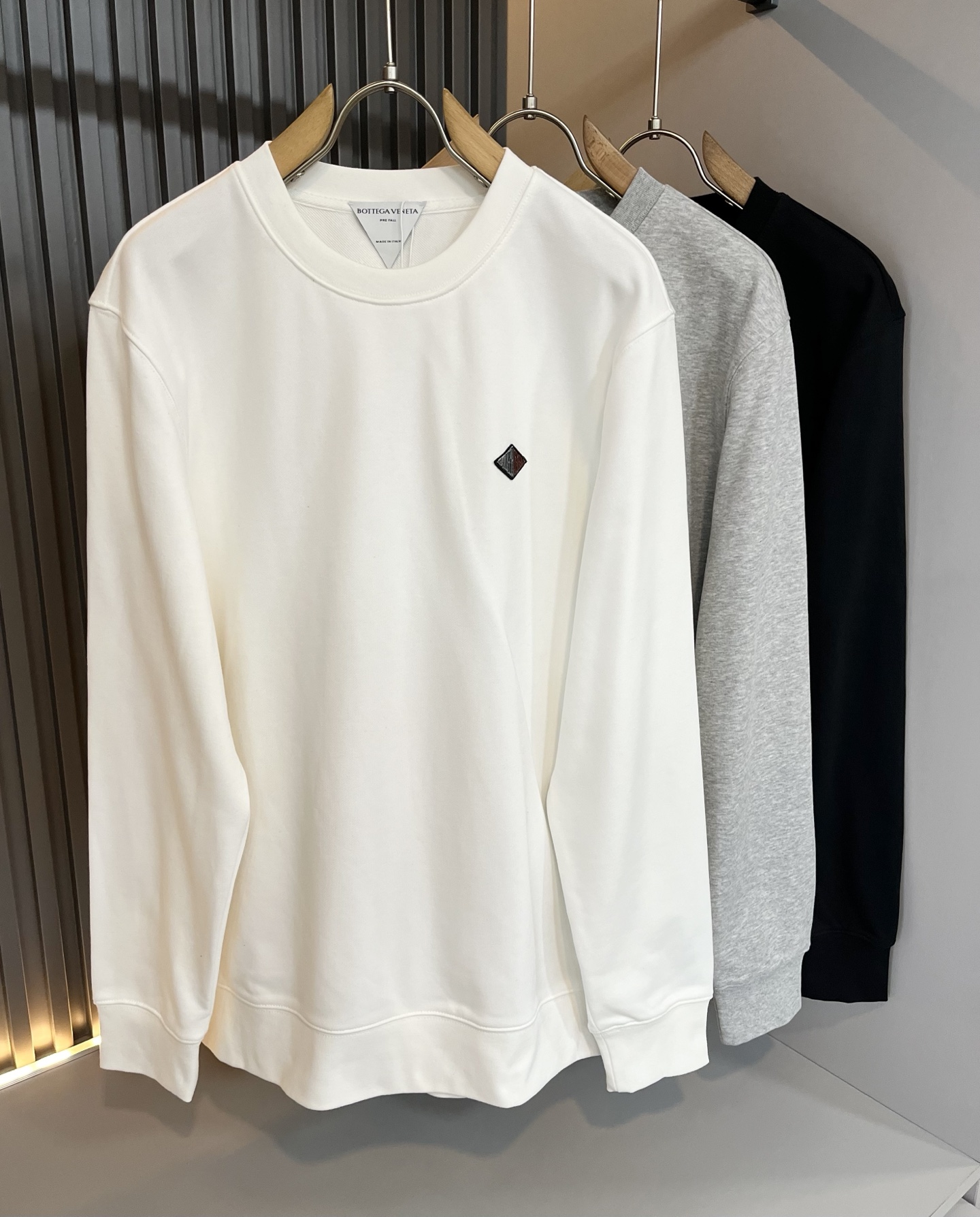 NO:528604,BottegaVene*a Bao*jia 2025 autumn and winter new men's sweatshirt, this is the most powerful solid color high-quality fabric so far this year!  !  !  Embroidery design for clothes logo pattern!  These alone are enough to beat the ordinary styles on the market. BV is really going to be fully powered this year!  Botte**Veneta 2025 autumn and winter series, orders from Taiwan trading companies, and available in Hong Kong Lane Crawford. The unique design style is simple and elegant. Nowadays, only the original single trading company dares to make many colors that match the counter to meet all the matching needs of men!  !  The details are in place and are reflected in the natural light. You can see this at a glance and instantly improve the texture of the clothes. And the fabric of this clothes took 6 months!  !  !  Size M-2XL, bottega veneta, bottega veneta, hoodie, sweatshirts, alexander wang19860909BottegaVene*a宝*嘉 2025秋冬新款男士卫衣,这是今年目前为止最牛批的一款纯色高品质面料！！！衣身logo图案刺绣设计！光是这些就足够吊打市面上那些一般的款式了,BV今年是真的要火力全开了！Botte**Veneta 2025秋冬系列,来自台湾贸易公司的订单,香港连卡佛也有售.独特的设计风格简约大气,这年头也只有原单贸易公司才敢做出足以匹敌专柜的诸多颜色来,满足一切男士的搭配需求！！细节到位自然光下体现的淋漓尽致.这个您入手一目了然,瞬间提升了衣服的质感.并且此款衣服面料,耗时6个月！！！尺码 M-2XL,,bottega veneta,bottega veneta,hoodie,sweatshirts,alexander wang,Men's clothing