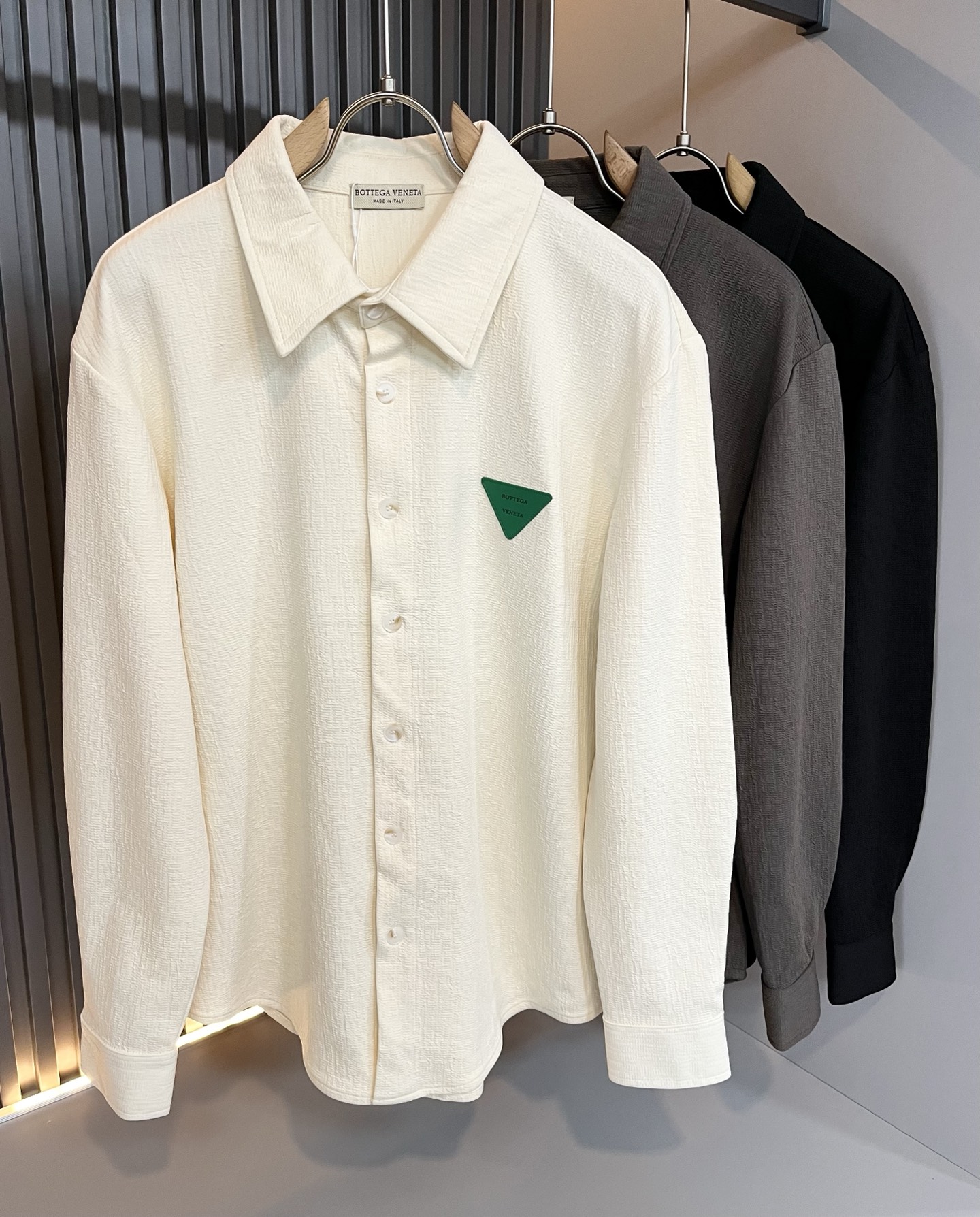 NO:529888,BottegaVene*a Bao*jia 2025 autumn and winter new men's shirt, this is the most powerful solid color high-quality fabric so far this year!  !  !  Leather design with logo pattern!  These alone are enough to beat the ordinary styles on the market. BV is really going to be fully powered this year!  Botte**Veneta 2025 autumn and winter series, orders from Taiwan trading companies, and available in Hong Kong Lane Crawford. The unique design style is simple and elegant. Nowadays, only the original single trading company dares to make many colors that match the counter to meet all the matching needs of men!  !  The details are in place and are reflected in the natural light. You can see this at a glance and instantly improve the texture of the clothes. And the fabric of this clothes took 6 months!  !  !  Size M-3XL, bottega veneta, bottega veneta, alexander wang19860909BottegaVene*a宝*嘉 2025秋冬新款男士衬衣,,这是今年目前为止最牛批的一款纯色高品质面料！！！衣身logo图案皮革设计！光是这些就足够吊打市面上那些一般的款式了,BV今年是真的要火力全开了！Botte**Veneta 2025秋冬系列,来自台湾贸易公司的订单,香港连卡佛也有售.独特的设计风格简约大气,这年头也只有原单贸易公司才敢做出足以匹敌专柜的诸多颜色来,满足一切男士的搭配需求！！细节到位自然光下体现的淋漓尽致.这个您入手一目了然,瞬间提升了衣服的质感.并且此款衣服面料,耗时6个月！！！尺码 M-3XL,,bottega veneta,bottega veneta,alexander wang,Men's clothing