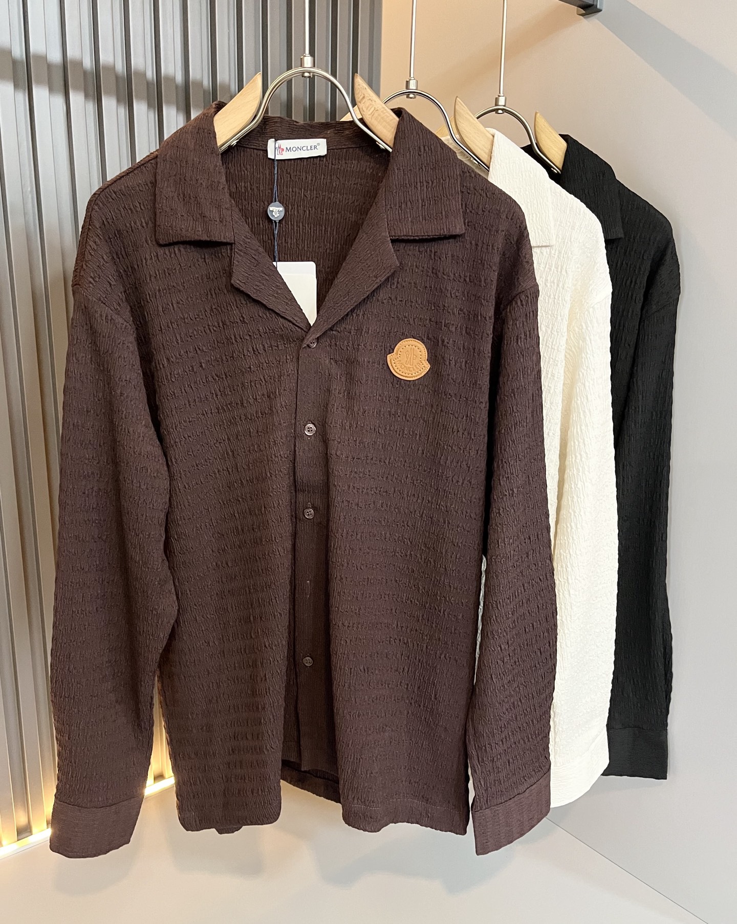 NO:528607,MON Meng**kou 2025 autumn new men's original single men's long-sleeved shirt, trading company goods, and the official website is released simultaneously!  This type of basic items is a must-see every season, and is supplied with imported polyester fiber fabrics!  Comfort and breathability are both comfortable and breathable, with full overall visual value, and a logo badge on the chest!  A single item with extremely high dressing rate!  Standard style and tailoring, comfortable stretching, and unrestrained exercise!  The lapel design meets the needs of simple styles, while having strong practical wearability, high-end, atmospheric and high-end!  Universal and versatile model. Size M-3XL, alexander wang19860909MON蒙**口2025秋季新款男士原单男士长袖衬衣,贸易公司货,官网同步发售！此类型的基础单品是每季必出现的,客供进口聚酯纤维面料！舒适性与透气性兼备,整体视觉值满分,胸前logo徽章修饰！穿搭率极高的单品！版型剪裁标准,伸展舒适,运动无拘束！翻领的设计在满足简约的风格上的需求同时,实穿性强,高端大气上档次！ 万能百搭款.尺码M-3XL,,alexander wang,Men's clothing