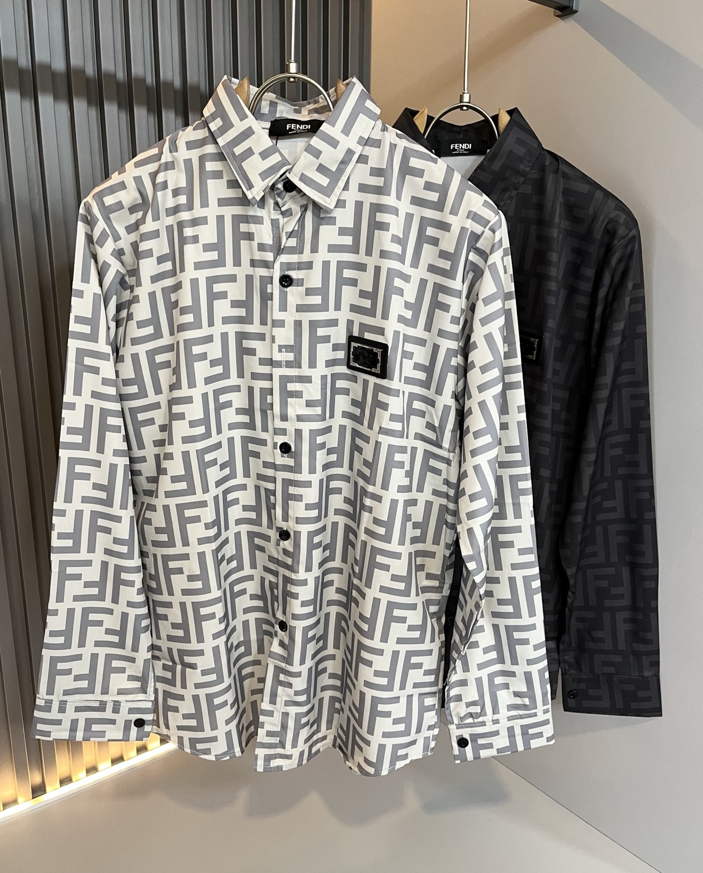 NO:528621,FEN*DI Fendi 2025 autumn new men's long-sleeved shirt, trendy light luxury new product debut, original single replica product, high-end quality, highest version in the market, Milan fashion designer model, sneak peek, exclusive on-site; panoramic letter logo pattern printing modification!  Customer-supplied original traceless stretch spandex fabric!  The same style for men and women!  The upper body effect is excellent, and the comfortable and close body show your temperament!  Code number M-4xL, fendi, fendi, alexander wang19860909FEN*DI芬迪 2025秋季新款男士长袖衬衣,潮流轻奢新品登场 原单复刻产物 高端品质 市场最高版本 米兰时装设计师款 先睹为快,独家现货发售；全景字母logo图案印花修饰！客供原版无痕弹力氨纶面料！男女同款！上身效果超赞,舒适贴身彰显气质！码数M-4xL,,fendi,fendi,alexander wang,Men's clothing