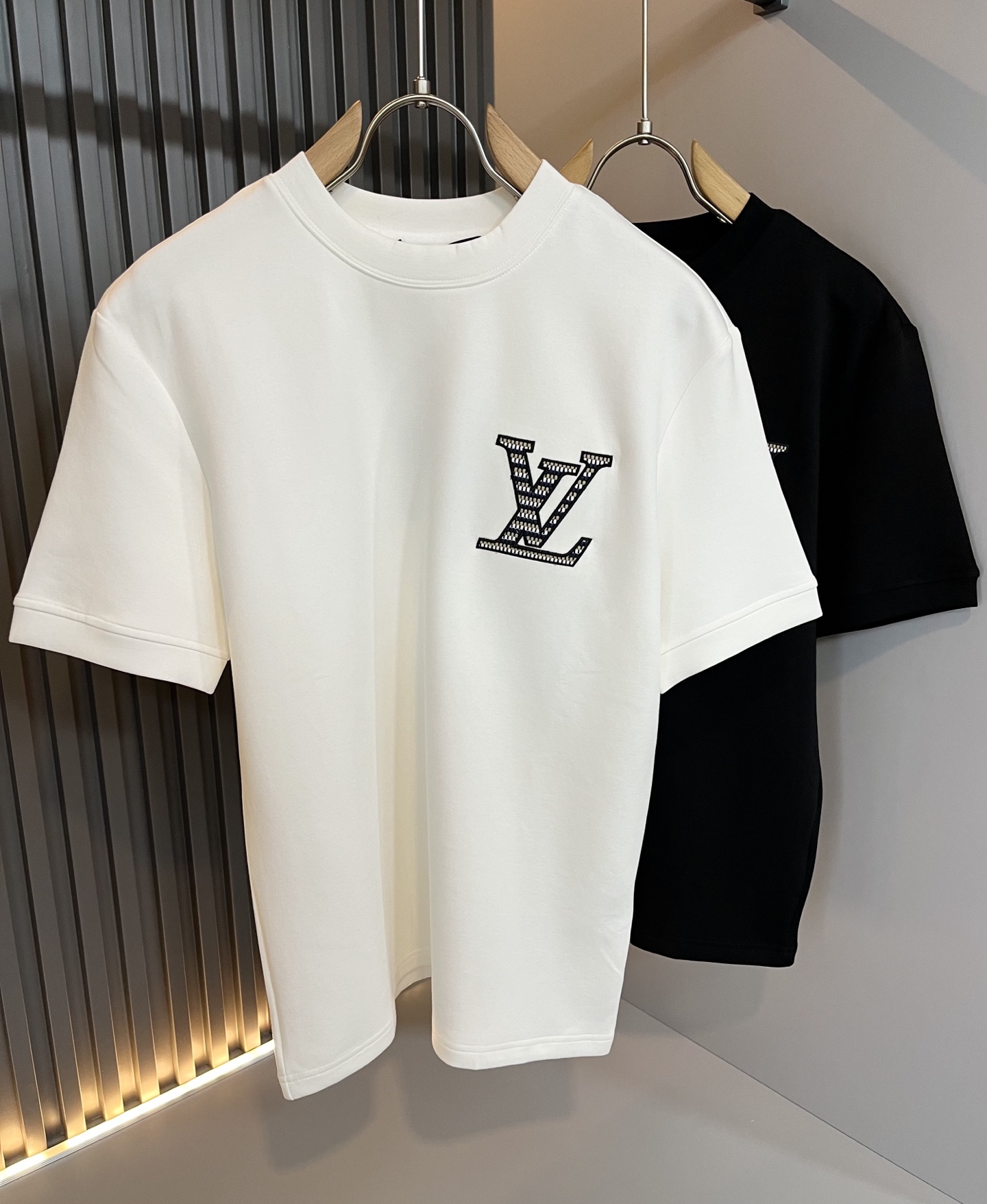 NO:527658,LouisVuitt*Louis*Den New autumn and winter men's short-sleeved base shirt, very fashionable chest logo embroidery decoration!  Different from the past, it declares the design concept that has been passed down for many years in the brand!  Its eye-catchingness is no less than any classic style, perfectly presenting the fashionable, high-end and luxurious feeling in front of the world!  Selected high-quality pure cotton fabrics, soft and soft to the touch, the skin-friendly and delicate, the actual product is definitely beyond your imagination, and it has been brought to the extreme!  Size M-3XL, louis vuitton,louis vuitton,t-shirt,alexander wang19860909LouisVuitt*路易*登 秋冬新款男士短袖打底衫,非常时髦胸前logo刺绣修饰！区别于以往的不同,宣示品牌传承多年的设计理念！其吸睛度完全不亚于任何经典款式,将时髦高级感与奢华感完美呈现在世人眼前！精选优质纯棉面料,触感软糯亲肤细腻,实物到手绝对超乎你的想象,发挥到了极致！尺码M-3XL,,louis vuitton,louis vuitton,T-shirt,alexander wang,Men's clothing