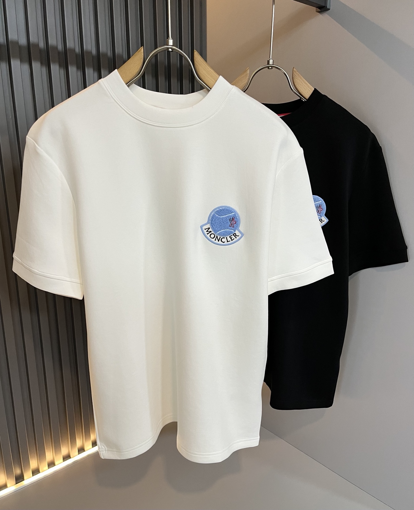 NO:527630,Moncler Mengjia The latest short-sleeved T-shirt for couples in autumn and winter, the same style as men and women, the latest trade order short-sleeved T-shirt for couples, all the quality!  !  Internet celebrity style!  Embroidery design with logo pattern!  The upper body is comfortable and breathable, not stiff, and the overall three-dimensional feeling is rich. Quality export orders, customized exclusive pure cotton fabric tailoring to meet the simple needs of commuters for dressing. The upper body is very effective, slim and not picky about the figure. The fabric workmanship... Improper, only good craftsmanship can make you feel good and tasteful. A must-have item for everyone!  Size M-3XL, T-shirt,tees,t-shirt,alexander wang19860909Moncler蒙家 秋冬男女同款情侣款最新的贸易订单短袖T恤,全品相！！网红款！采用logo图案刺绣设计！上身舒适透气,不僵硬,整体有着丰富的立体感,品质出口订单,定制专属纯棉面料剪裁,满足通勤人们对于着装的简约需求,上身效果很好,显瘦,不挑剔身材.面料做工....无可挑剔,好工艺好面料才能穿出好品味一款,人手必备单品！尺码M-3XL,,T-shirt,tees，t-shirt,alexander wang,Men's clothing