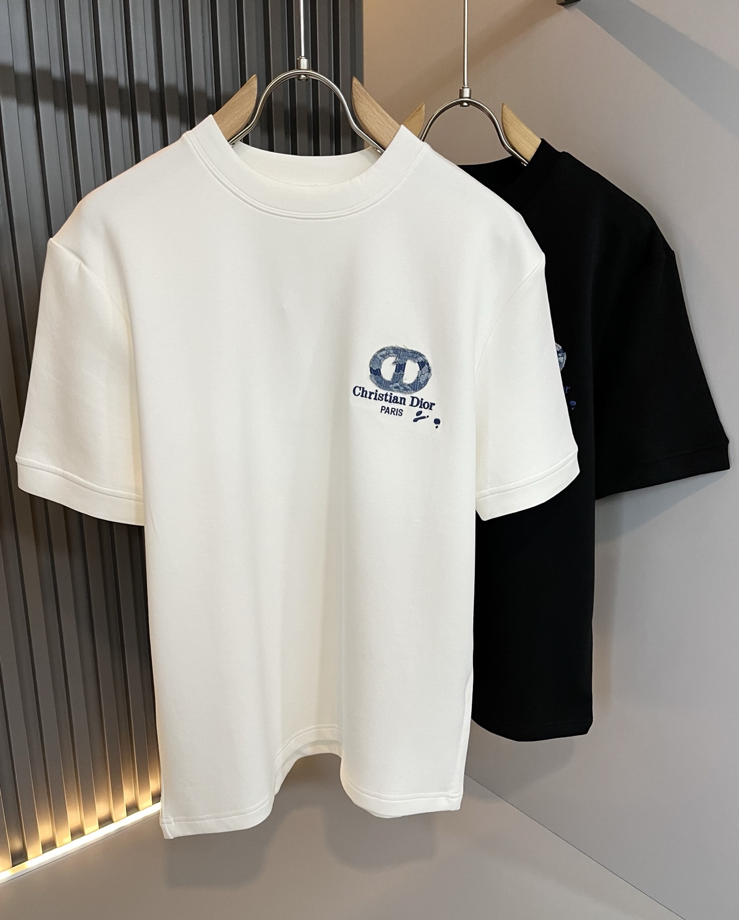 NO:527627,Dio*Dijia's new autumn and winter short-sleeved base shirt for men and women, and is available at the same time as the counter!  Customized exclusive pure cotton fabric, customized original craft threads, and chest logo pattern embroidery craft design!  Simple and generous, calm and versatile, extremely high-end, perfectly integrated with fashion and style, a top fashionable style that perfectly suits the outside wear!  The overall feeling is natural!  The ultimate classic versatile short-sleeved T-shirt is designed with the latest three-dimensional letter logo embroidery elements!  The ultimate perfection of heavy industry!  Fans who pursue high quality are please buy them by themselves, and all fans who know the goods are invited to appreciate this model together!  !  Size M-3XL, dior,dior,T-shirt,tees,t-shirt,alexander wang19860909Dio*迪家 秋冬新款男女同款短袖打底衫,专柜同步发售！定制专属纯棉面料,定制原版工艺螺纹,胸前logo图案刺绣工艺设计！简约大方,从容百搭,档次极高,完美融入时尚还有风情感一款完美符合外穿的顶尖时髦气质款！整体给人浑然天成的感觉！极致经典的百搭型短袖T恤,采用最新的立体字母logo刺绣元素设计！极致的重工极致的完美！追求高品质的粉丝们请自行抢购,诚邀所有识货的粉丝一同鉴赏此款！！ 尺码M-3XL,,dior,dior,T-shirt,tees，t-shirt,alexander wang,Men's clothing