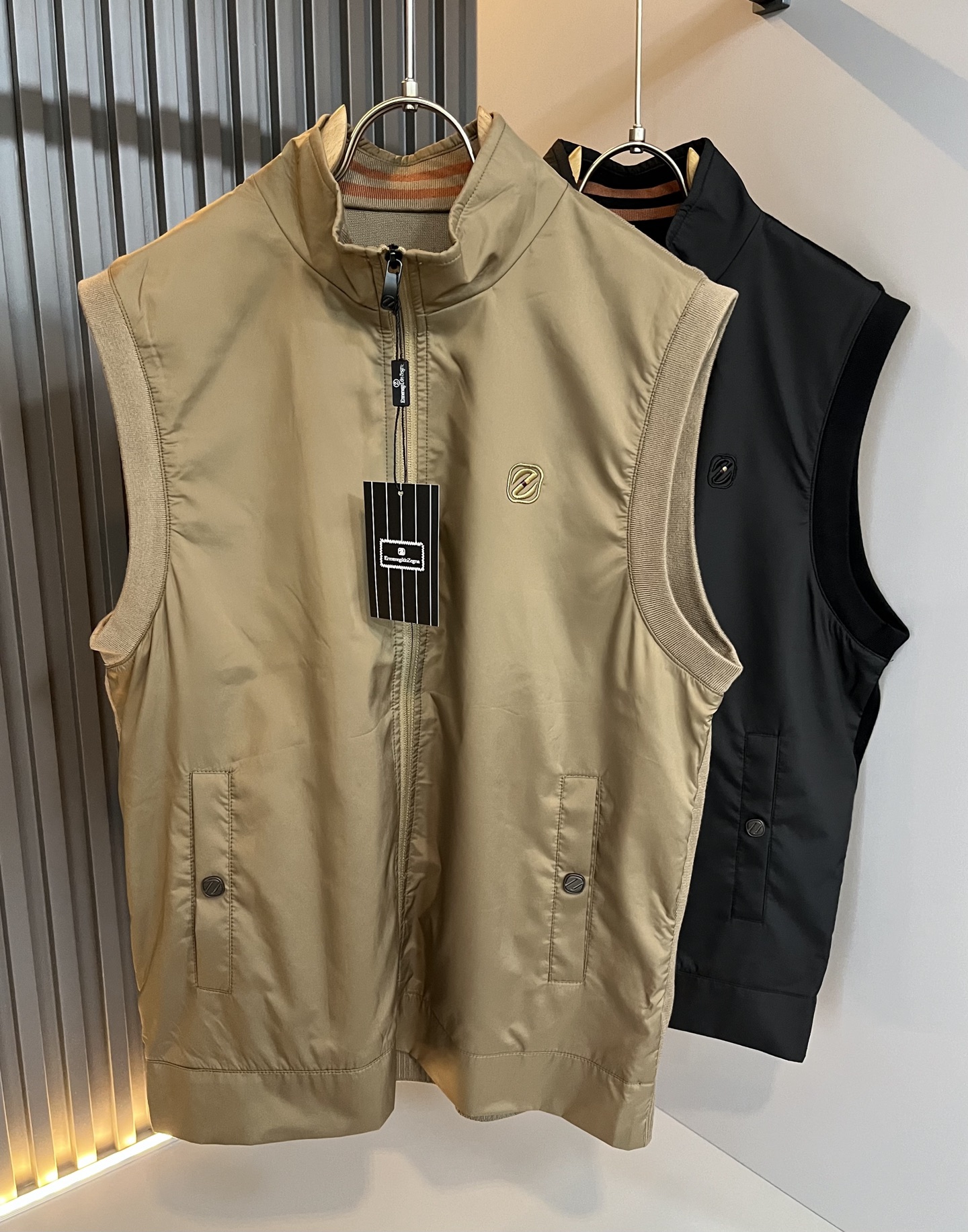 NO:526467,Ermenegildo Zeg*aJia New autumn and winter men's vest, synchronized on the official website!  Foreign trade company orders!  Customer-supplied knitted polyester fiber material, it is one of the classic exclusive fabrics of Zenia!  The texture is light, soft and delicate, but the shape is straight and stylish!  It adopts a multi-layer structure and has windproof performance. The pockets are decorated with details and are extremely luxurious... Perfect to interpret high-quality quality!  Size M-3XL, zegna,alexander wang19860909Ermenegildo Zeg*a杰*亚 秋冬新品男士马甲,官网同步！外贸公司订单！客供针织聚酯纤维材质,是杰尼亚经典的专有织物之一！ 质地轻盈、触感又柔软细腻、但型态又笔挺有型！ 采用多层结构、具备防风性能. 口袋饰有细节、奢华极致… 完美演绎高品质品相！尺码M-3XL,,zegna,alexander wang,Men's clothing