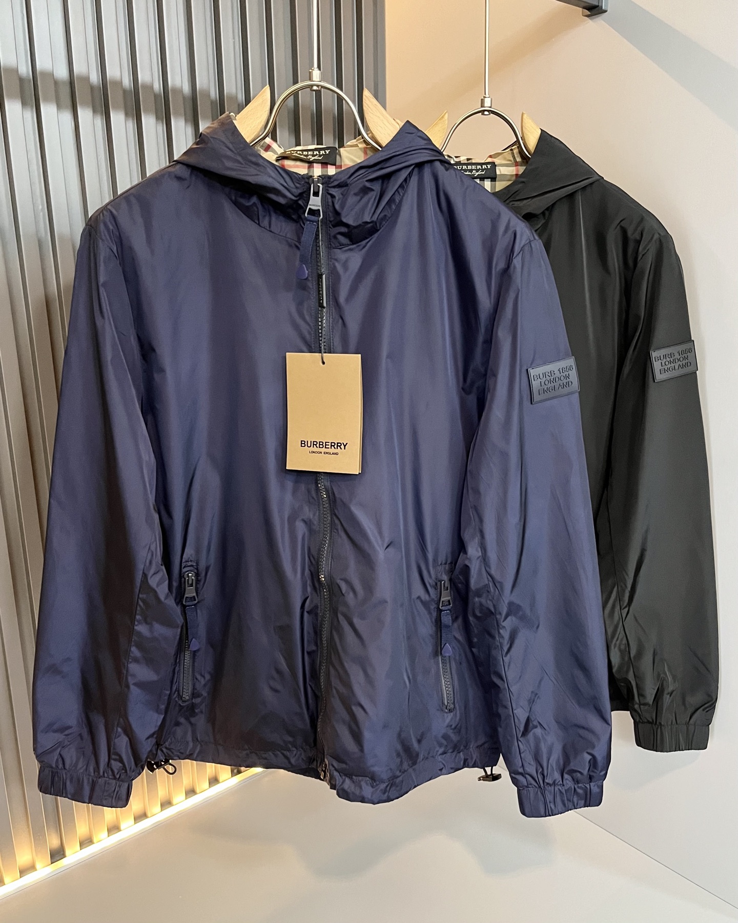 NO:526482,BURBER*Y BAR*Li’s new autumn and winter jacket is coming, and it is made of a popular environmentally friendly polyester fiber fabric recently. It is a high-end outdoor sports and leisure series, which is very popular and sports trend!  The latest special material developed by BUR, memory fabric, is also called memory cloth, which refers to fabrics with morphological memory functions, and the breast logo pattern glue-pressing design!  Selling all versions on the market in seconds is not a level at all. Whether it is material, detail restoration and craftsmanship, you are not afraid of any challenges. Just to contribute wonderful products to everyone. As always, it is consistent. A style that implements the core concept of BUR tightly ties the plaid and fashion, always maintains perfection, a simple but not simple design style perfectly meets the outfit you need in daily life. Size: M-3XL, burberry, jackets & coats, jackets & coats, alexander wang19860909BURBER*Y巴*莉秋冬新品夹克外套重磅来袭,最近比较火热的环保聚酯纤维面料制作而成,高端户外运动休闲系列,非常火热运动风潮！BUR最新研发的特殊材质,记忆面料也叫记忆布,是指具有形态记忆功能的面料,胸前logo图案压胶设计！秒杀市面上一切版本,只能说根本就不是一个级别的存在,不管是材质还是细节还原度以及工艺制作方面,不惧任何挑战,只为给大家奉献绝妙产物一如既往,始终如一,贯彻了BUR核心理念的一个款式将格纹与时尚紧紧的捆绑在一起,时刻保持完美,简约而不简单的的设计风格,完美的满足了你日常所需要的穿搭.尺码:M-3XL,,burberry,jackets & coats,jackets & coats,alexander wang,Men's clothing