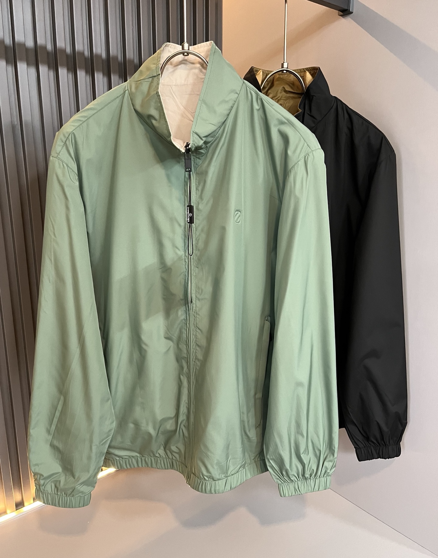 NO:526483,Ermenegildo Zeg*aJia New autumn and winter men's jacket, foreign trade company order!  Customer-supplied polyester fiber material, chest logo pattern glue-pressing design!  It is one of the classic exclusive fabrics of Zenia!  The texture is light, soft and delicate, but the shape is straight and stylish!  It adopts a multi-layer structure and has windproof performance. The pockets are decorated with details and are extremely luxurious... Perfectly interpreting high-quality quality. Customized original hardware is available for customers!  Size M-3XL, zegna, jackets & coats, jackets & coats, alexander wang19860909Ermenegildo Zeg*a杰*亚 秋冬新款男士夹克外套,外贸公司订单！客供聚酯纤维材质,胸前logo图案压胶设计！是杰尼亚经典的专有织物之一！ 质地轻盈、触感又柔软细腻、但型态又笔挺有型！ 采用多层结构、具备防风性能. 口袋饰有细节、奢华极致… 完美演绎高品质品相.客供定制原版五金！尺码M-3XL,,zegna,jackets & coats,jackets & coats,alexander wang,Men's clothing