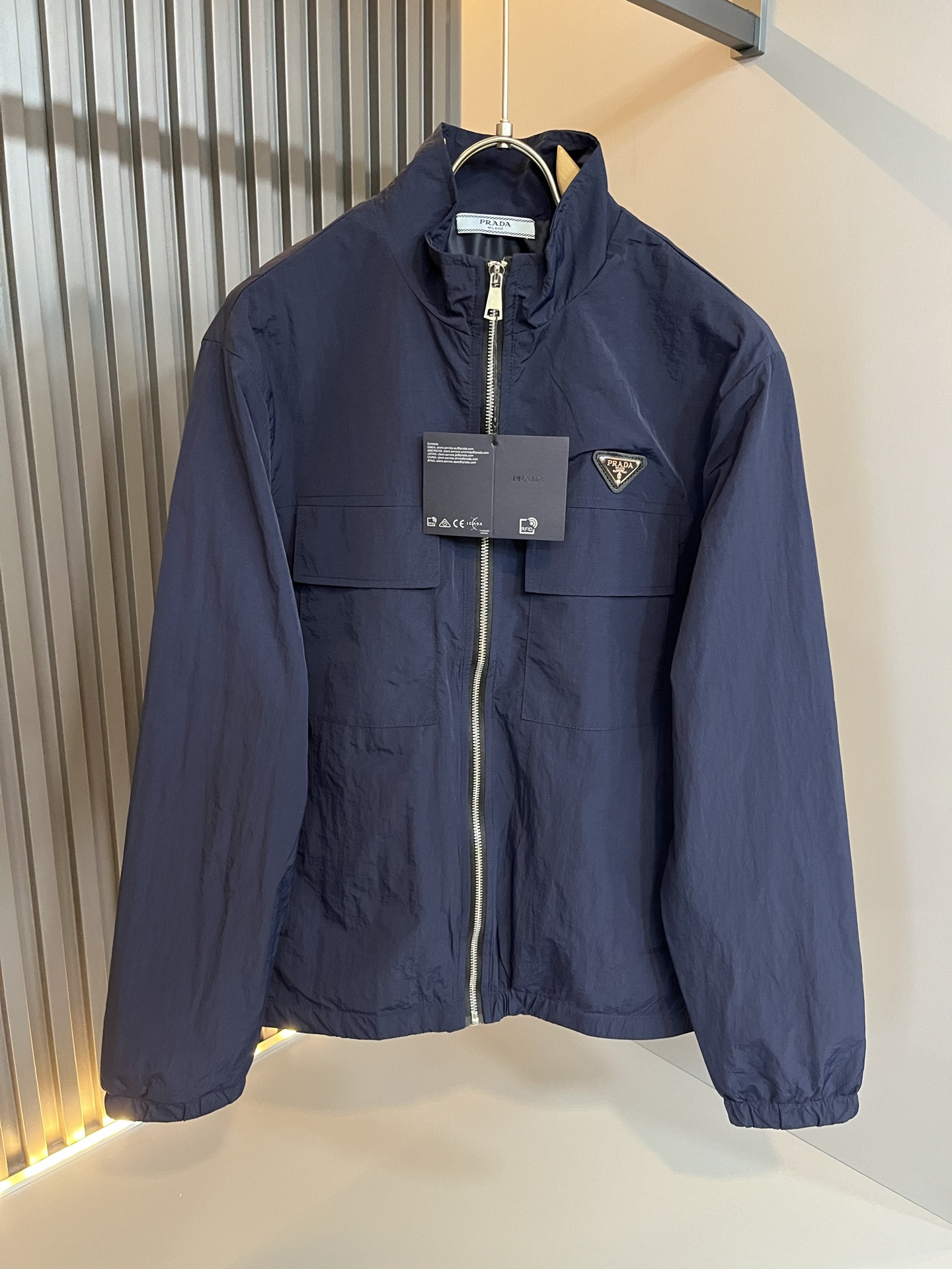 NO:538292,PRAD*A 2025 autumn and winter casual jacket, the latest fashionable casual zipper jacket, fashionable jacket! Trading company channels are rare and it is released on the official website. The most anticipated high-quality products of the male god are coming, making you feel what it means to be truly high and luxurious! This jacket is made of thin and technical fabrics specially customized by P home. The surface is neat and smooth and shiny, and the texture is obvious through the screen. The upper body is comfortable, light and not stuffy, giving you the most enjoyable wearing experience!  Exquisite logo pattern hardware design!  Perfectly enhance the overall sense of luxury and class, and you can get a high-end luxury atmosphere at a glance! Basic regular jacket style cut, versatile and simple upper body, not picky, easy to deal with various occasions and environments, is undoubtedly a must-have item for daily commuting! Size M~3XL, prada, jackets & coats, jackets & coats, alexander wang19860909PRAD*A普*达2025秋冬休闲夹克外套,最新时尚休闲拉链夹克,时尚夹克外套!贸易公司渠道稀出,同步官网发售,男神最为期待的精品狠货重磅来袭,让你感受到什么叫真正的高奢有内涵!此款夹克外套选用了P家专业定制的轻薄科技面料制成,表面整洁光滑且富有光泽,质感透过屏幕都显而易 见,上身舒适轻盈不闷热, 给你最为享受的穿着体验！精致logo图案五金设计！完美提升了整体的奢华档次感,一眼就能Get到的高端奢华气息!基础常规的夹克版型裁剪,上身百搭简约不挑人,轻松应对各种场合与环境,属于日常通勤必备的臻品无疑!尺码M～3XL,,prada,jackets & coats,jackets & coats,alexander wang,Men's clothing