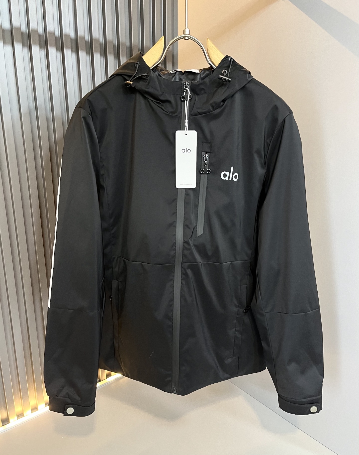 NO:538951,Alo2025 autumn and winter new series of items are launched, a very fashionable and avant-garde jacket for men and women, with logo logo pattern and printed decoration!  Different from the past, it declares the design concept that has been passed down for many years in the brand!  Its eye-catchingness is no less than any classic style, perfectly presenting the fashionable, high-end and luxurious feeling in front of the world!  Made of imported polyester fiber materials, selected high-quality polyester fiber fabrics, soft and soft to the touch, the real thing is definitely beyond your imagination, close to the body and breathable, even if you sweat profusely, you will not feel greasy or stuffy, and will bring sweating and moisture absorption to the extreme!  Size M-3XL, Jackets & coats, Jackets & coats, Alexander wang19860909Alo2025秋冬全新系列单品上线,非常时髦前卫的一款男女同款夹克外套,标识logo图案印花修饰！区别于以往的不同,宣示品牌传承多年的设计理念！其吸睛度完全不亚于任何经典款式,将时髦高级感与奢华感完美呈现在世人眼前！客供进口聚酯纤维材质制成,精选优质聚酯纤维面料,触感软糯亲肤细腻,实物到手绝对超乎你的想象,贴身无比舒适透气,即便是汗流浃背也不会有腻身及闷热感可言,将排汗吸湿性发挥到了极致！尺码M-3XL,,jackets & coats,jackets & coats,alexander wang,Men's clothing