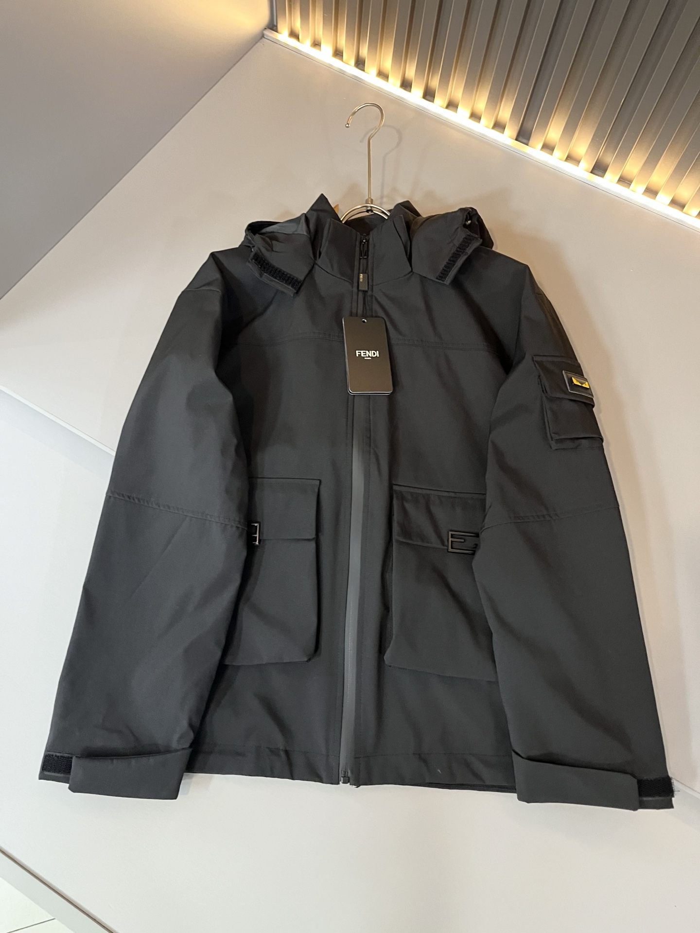 FEN*I 芬*迪 2025秋冬新款夹克外套，意大利原厂订单，FD家族人气单品，代表性十足，规格感十足的