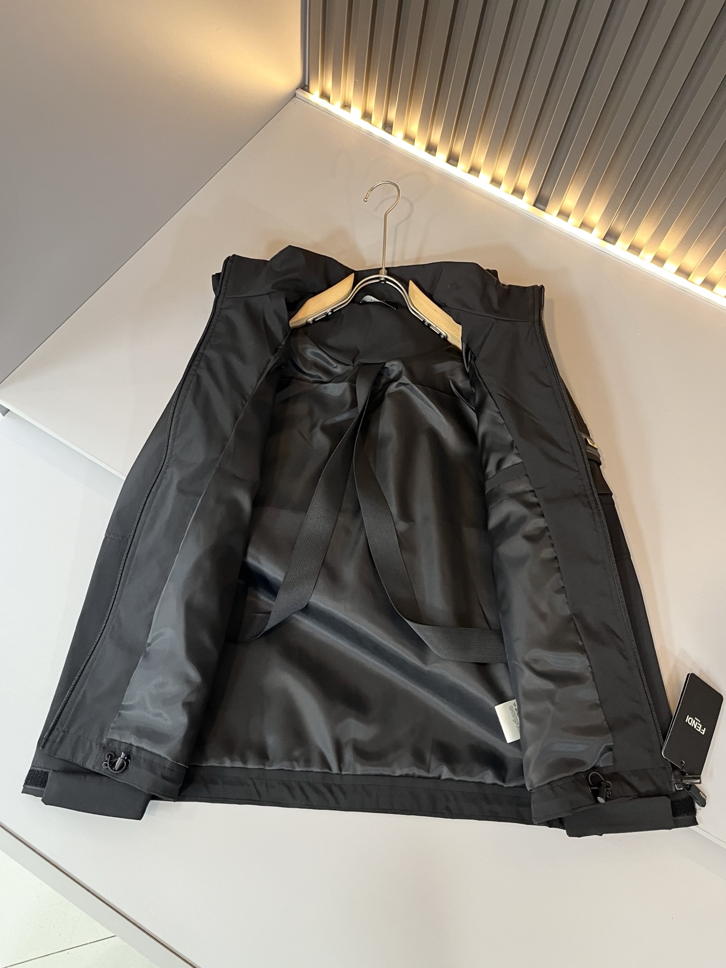 FEN*I 芬*迪 2025秋冬新款夹克外套，意大利原厂订单，FD家族人气单品，代表性十足，规格感十足的