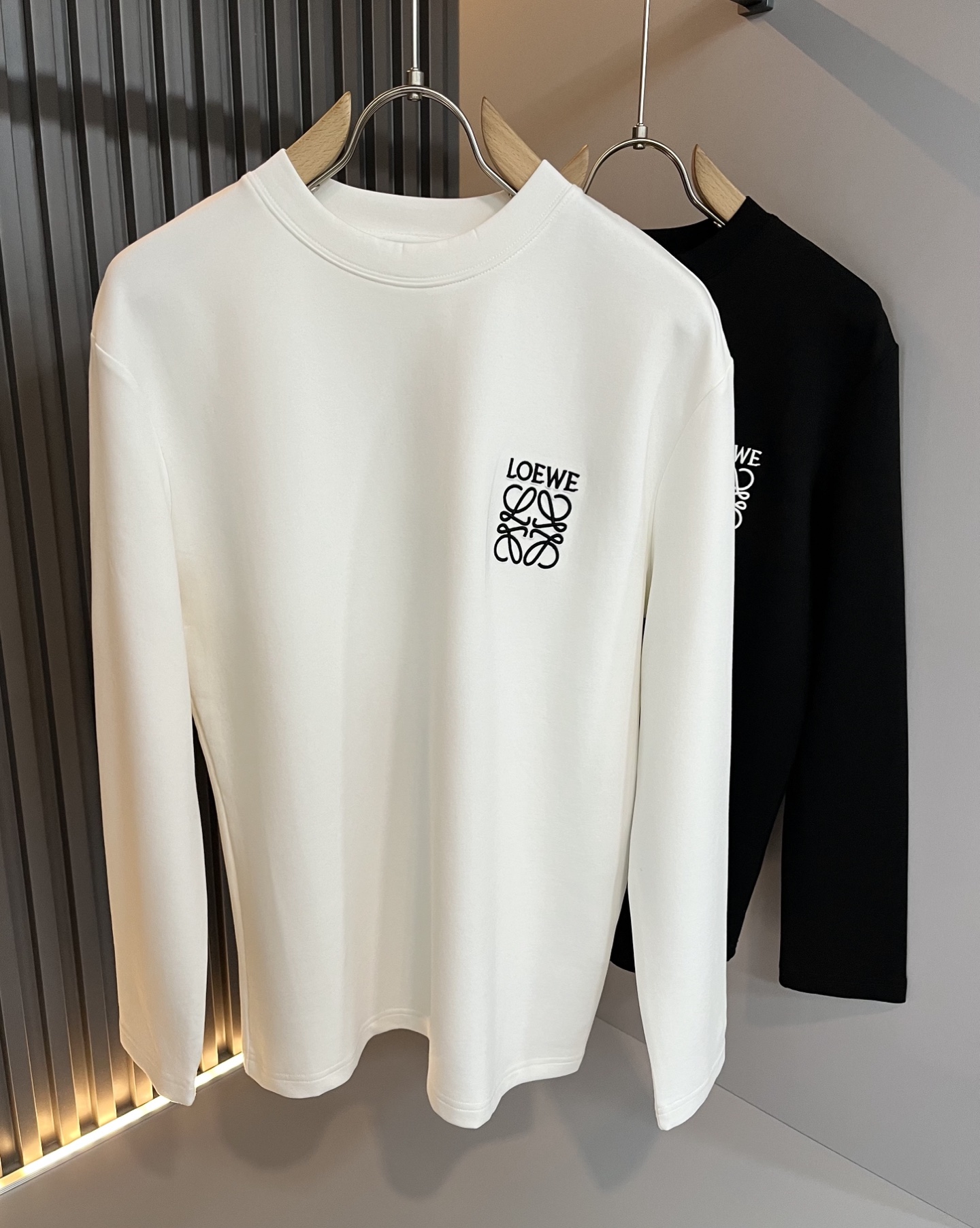 NO:539223,LOE*WE Luo*We 2025 autumn and winter men's long-sleeved base shirt, original Italian order channel, very personalized and high-end style, logo logo pattern embroidery craft design!  The latest fashion trends and popular products are here, and it is another simple and high-end fashion item. It is a fashion product with very high-end outfit charm. It is a must-have item for fashion trends!  Original Italian manufacturer channels, special-level orders, and released at the same time as Hong Kong, Macao and Taiwan buyers. This model is also the latest popular product of Luo Yiweijia this year and the most classic product. Its specifications and grades are beyond doubt!  !  The choice is very diverse, and it can be said that this model naturally has a fresh and natural feeling, showing the brand charm and high-end feeling. The texture of this model is very good, and the heavy weight and brilliant skin-friendliness that can be seen with hands are even better, and it is a complete enjoyment of wearing!  !  Size: M-3XL, loewe, loewe, alexander wang19860909LOE*WE罗*威 2025秋冬男士长袖打底衫,意大利原厂订单渠道,极具个性高级风,标志logo图案刺绣工艺设计！最新时尚潮流人气产物驾到,又是一款简约高级的时尚单品,穿搭魅力十分高级不俗的时尚产物 ,时尚潮流必备单品！意大利原厂渠道,特供级别订单,同步港澳台买手店发布,此款也是罗意威家今年的最新人气产物,也是最经典的产物,其规格跟档次更是毋庸置疑！！ 选择极具多样化,言而喻此款自然具备那种清新自然的感觉,彰显品牌魅力与高级感,此款的质感十分的到位,用手可以感知的重磅跟出彩亲肤程度更是上佳,十足的穿着享受！！尺码: M-3XL,,loewe,loewe,alexander wang,Men's clothing