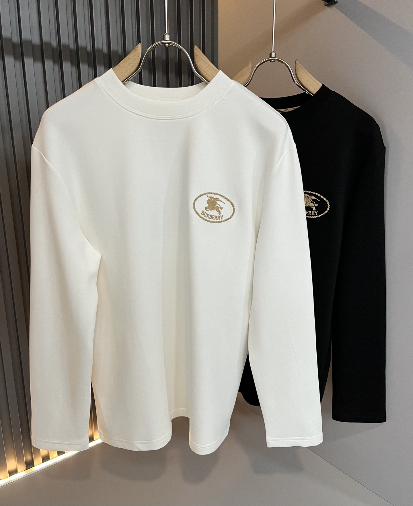 NO:529890,Bur*erry 2025 autumn new men's long-sleeved base, the latest brand design elements!  Neither monotonous nor complicated, it shows taste just right!  Customer-supplied top logo war horse embroidery fabric!  Comfortable, sweat-absorbing and breathable, custom-made original baby lint cotton fabric!  The unique sense of luxury presents a simple and elegant temperament!  Chest logo embroidery design!  Full three-dimensional! Standard cutting design!  Every detail is a synchronized with high-end fashion. Size: M-3XL, burberry, alexander wang19860909Bur*erry 巴*莉 2025秋季新款男士长袖打底,品牌最新设计元素！既不单调也不复杂,恰到好处的展现品味！客供顶级logo战马刺绣面料！舒适吸汗透气根本不在话下,定制原版婴儿绒棉面料！独具的高奢感呈现简约优雅气质！胸前logo刺绣设计！饱满立体!标准裁剪设计！每一处细节都是与高端时尚同步的体现.尺码:M-3XL,,burberry,alexander wang,Men's clothing