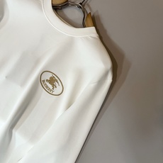 Bur*erry 巴*莉 2025秋季新款男士长袖打底,品牌最新设计元素!既不单调也不复杂,恰到好处的展 Bur*erry 巴*莉 2025秋季新款男士长袖打底,品牌最新设计元素!既不单调也不复杂,恰到好处的展