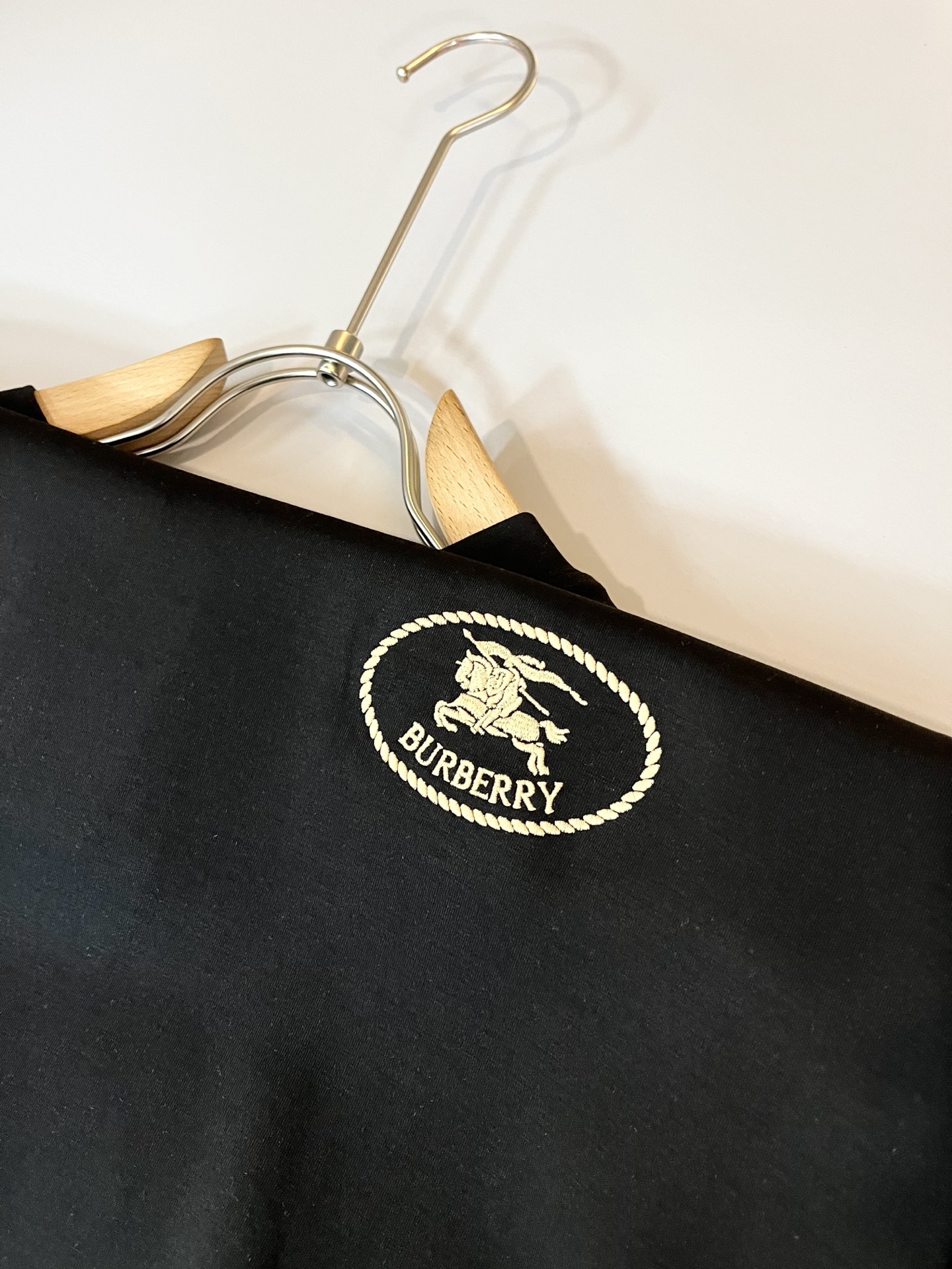 Bur*erry 巴*莉 2025秋季新款男士长袖打底，品牌最新设计元素！既不单调也不复杂,恰到好处的展