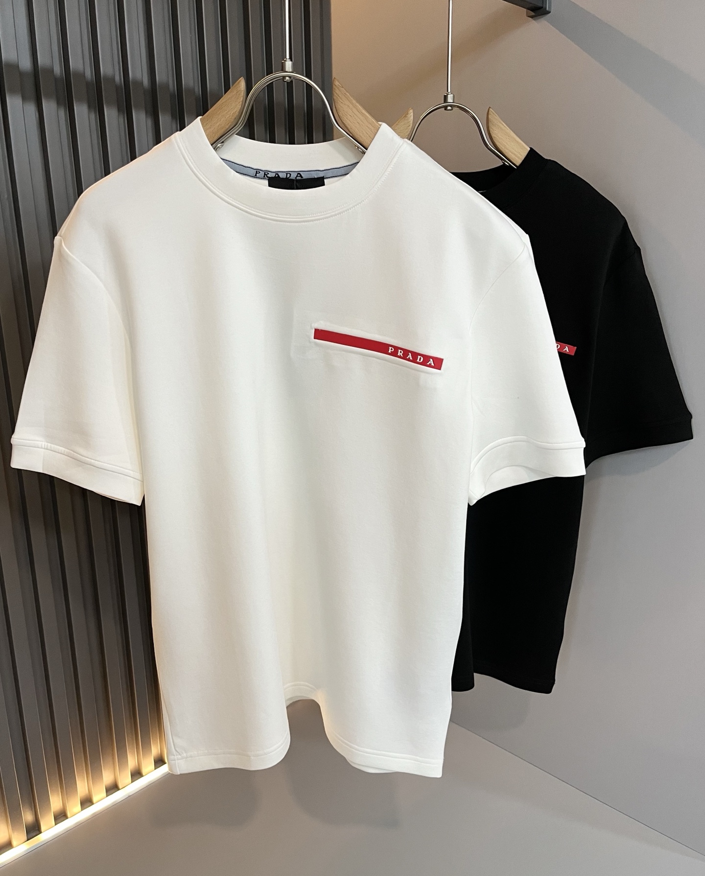 NO:527636,PRAD*A Pu*da autumn and winter new short-sleeved base shirt, the latest model is exclusively available on the entire network!  !  ~ It is classic and fashionable and versatile, who doesn’t like it? It will show the classic again. It is very pleasing to the eye and comes with a low luxury halo and recognition!  Pr*da's traditional brand concept and modern advanced technology are perfectly combined. Coupled with the extremely modern and simple design, P's exclusive logo pattern glue pressing design!  Customized 100% imported pure cotton fabric!  The texture of this model is quite touching, the specifications and grades are known with tentacles. The degree of delicateness and breathability are top-notch!  Size M-3XL, prada, T-shirt, alexander wang19860909PRAD*A普*达秋冬新款短袖打底衫,最新款全网独家首上！！~既经典有时尚百搭,谁不爱啊,将经典再次展现,非常的耐看,自带低奢光环与辨识度！Pr*da传统的品牌理念和现代化的先进技术进行了完美结合.加上极其现代摩登风范的简约设计,p家专属logo图案压胶设计！定制百分百进口纯棉面料！此款的质感相当感人 触手便知规格档次 细腻程度与透气效果堪称顶级！尺码M-3XL,,prada,T-shirt,alexander wang,Men's clothing